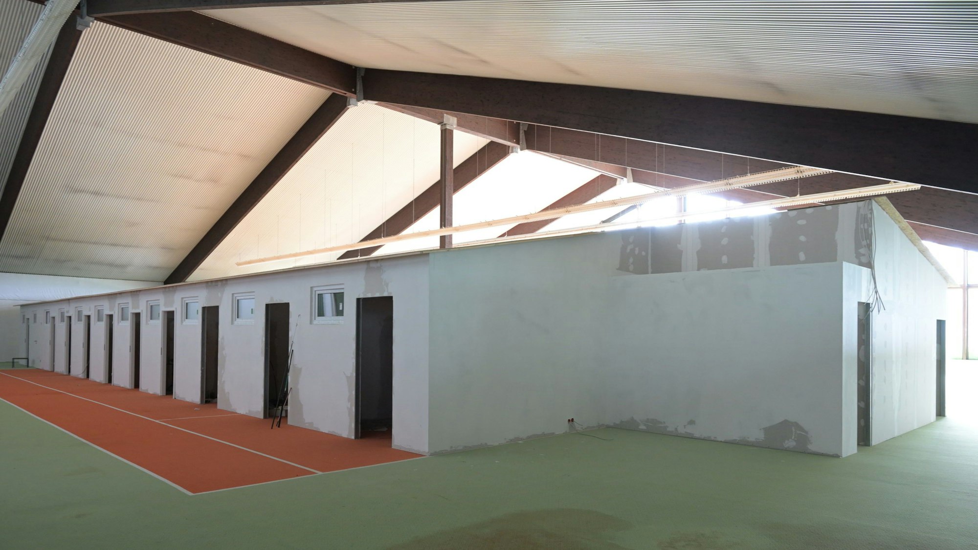 Die Container stehen Sporthotel bereit.