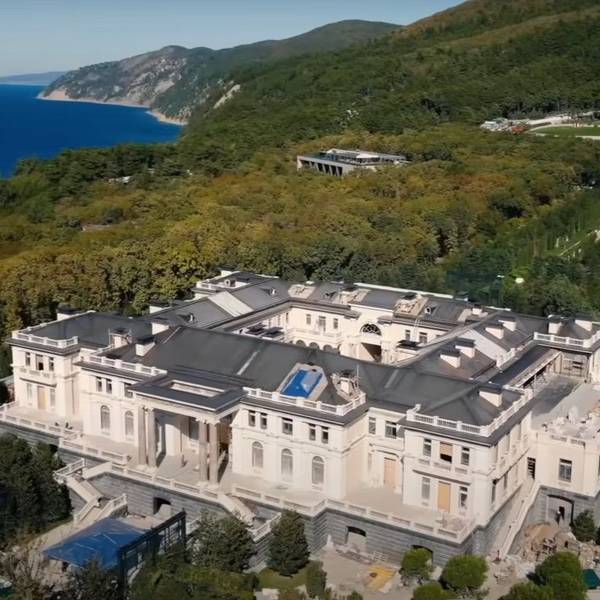 Putins Palast am Prunkbau: Eine Luftaufnahme der russischen Anti-Korruptions-Stiftung zeigt „Putins Palast“ am Schwarzen Meer. Die Innenräume der Residenz sollen umgestaltet worden sein.