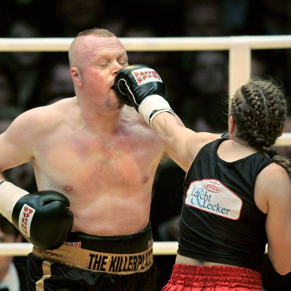 Die ehemalige Boxweltmeisterin Regina Halmich und Fernsehmoderator Stefan Raab boxen 2007 in der ausverkauften Kölnarena gegeneinander.