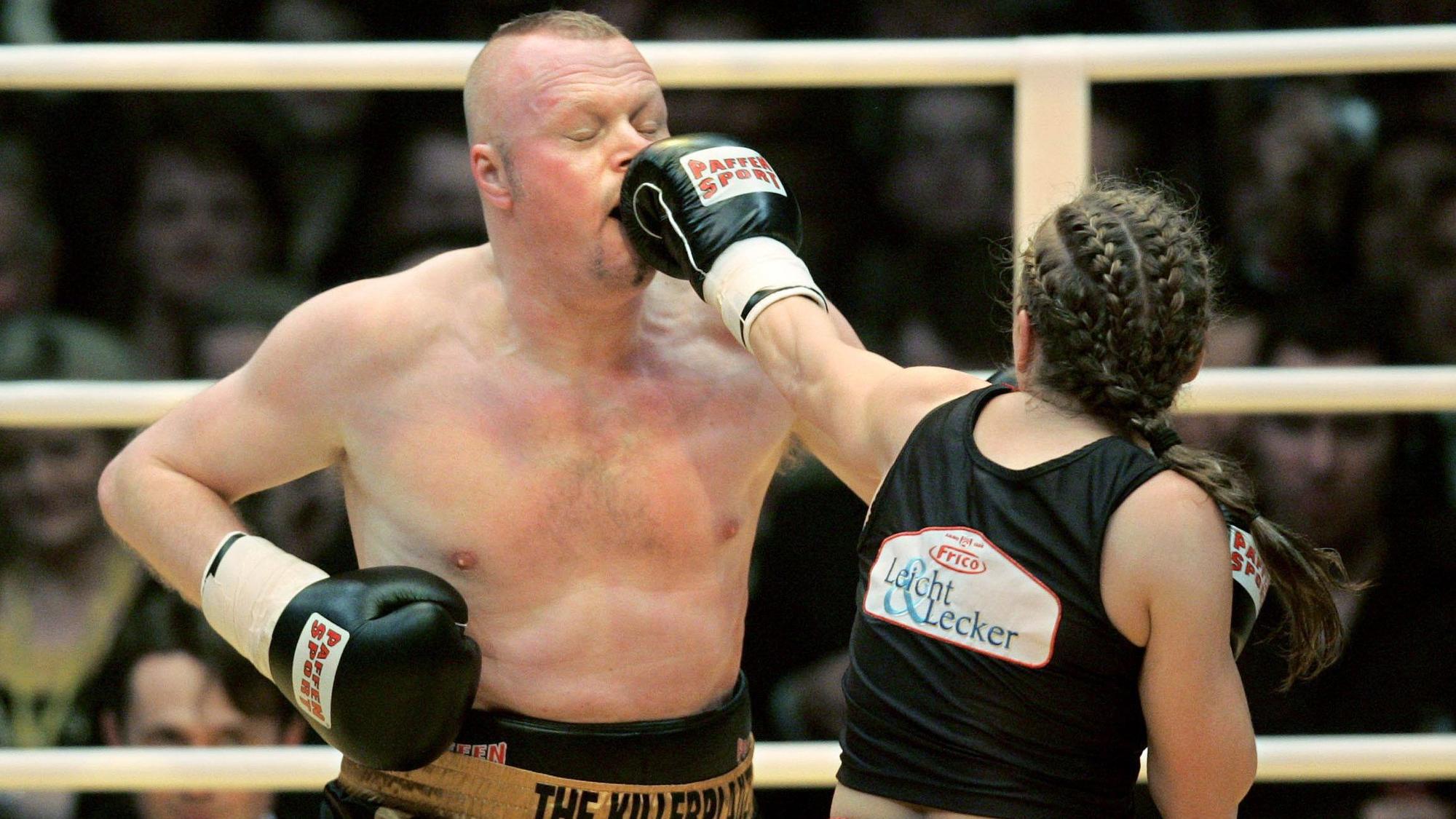 Die ehemalige Boxweltmeisterin Regina Halmich und Fernsehmoderator Stefan Raab boxen 2007 in der ausverkauften Kölnarena gegeneinander.