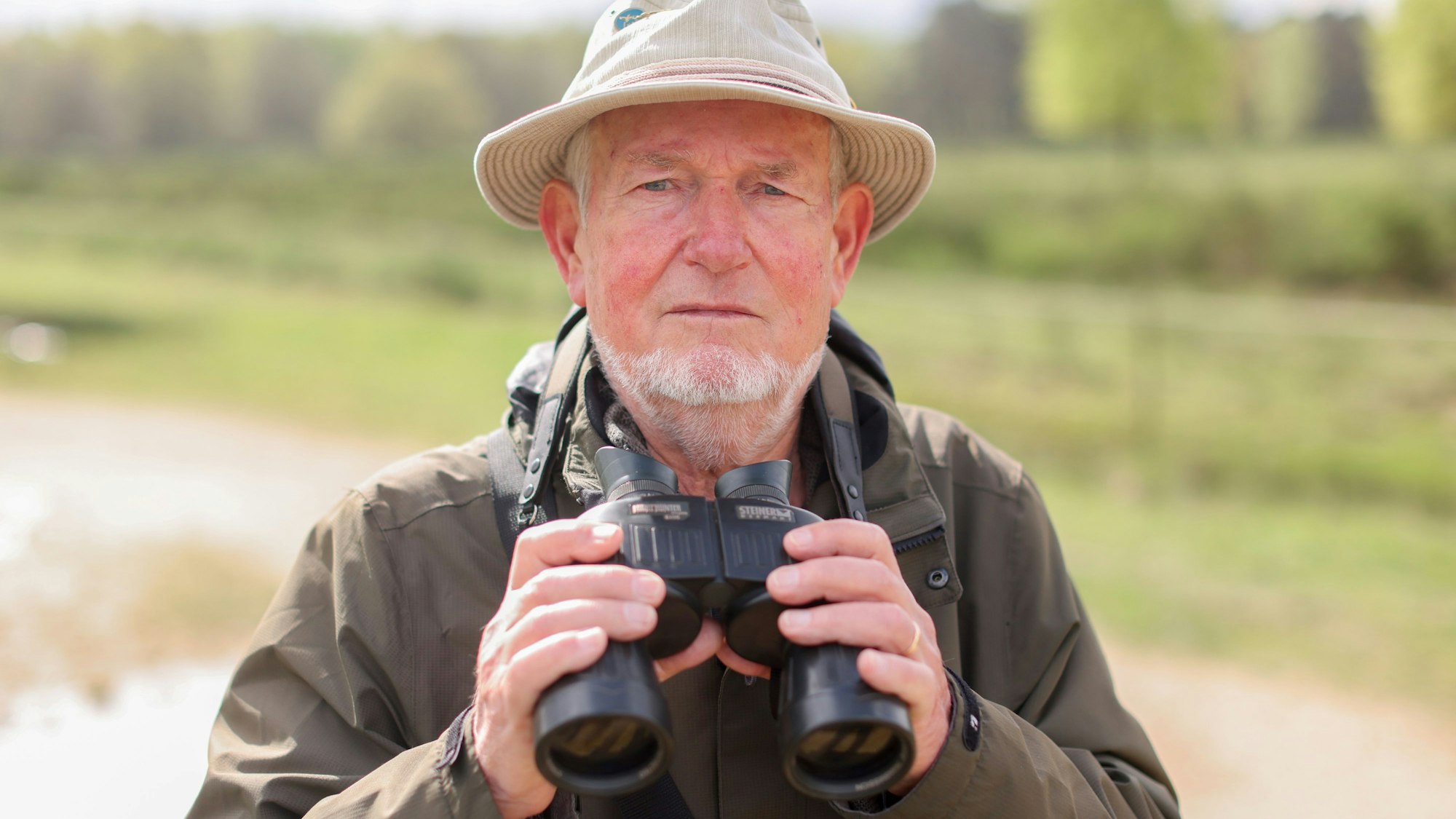 Albrecht Priebe ist aktiv beim Arbeitskreis Ornithologie des Nabu Köln. Hier ist er mit seinem Fernglas zu sehen.