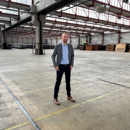 Das Gelände der ehemaligen Thurn-Werke in Neunkirchen, Kämmerer Johannes Hagen ist auch Geschäftsführer des kommunalen Unternehmens zur Vermarktung der Fläche und steht mitten einer leeren Halle.