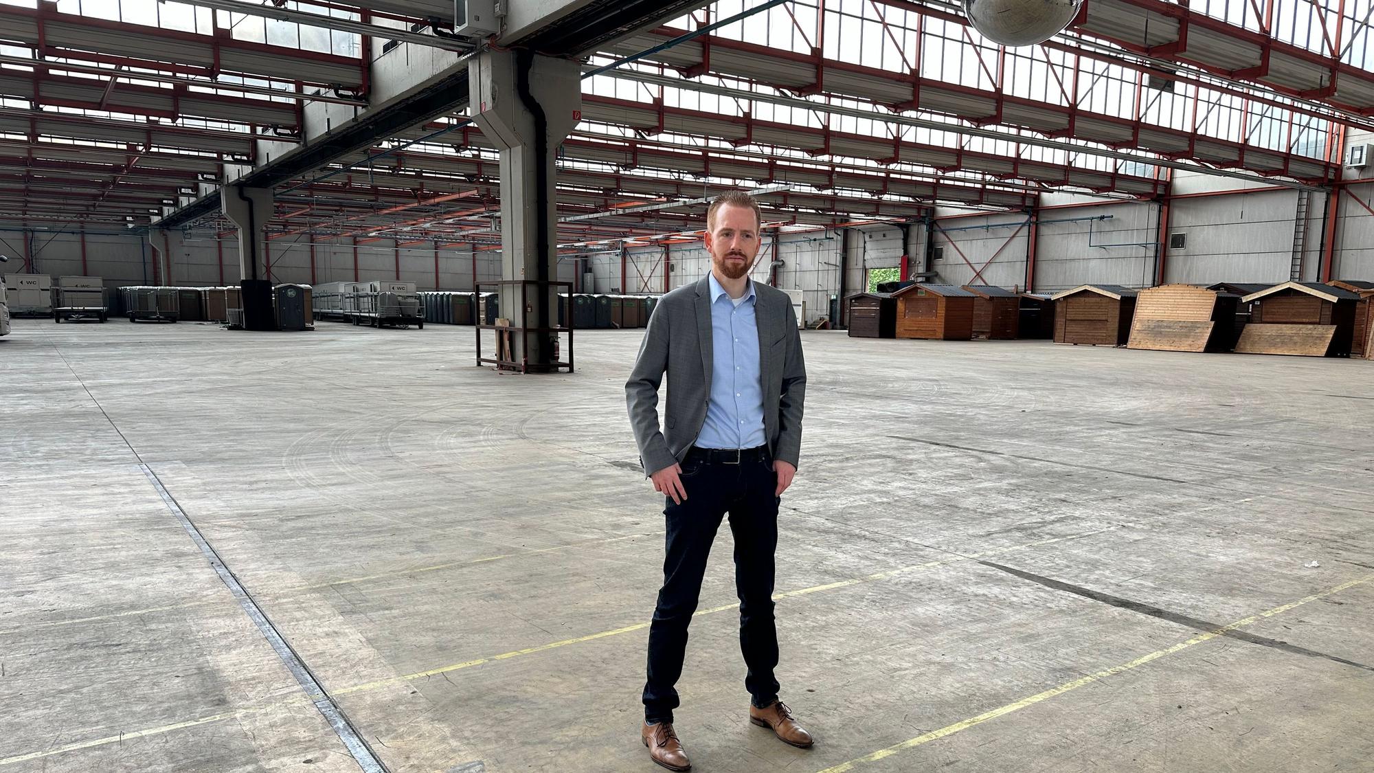 Das Gelände der ehemaligen Thurn-Werke in Neunkirchen, Kämmerer Johannes Hagen ist auch Geschäftsführer des kommunalen Unternehmens zur Vermarktung der Fläche und steht mitten einer leeren Halle.