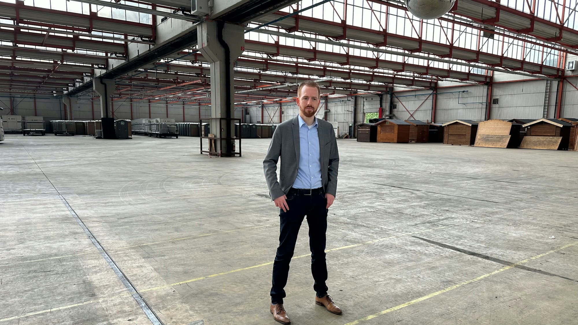 Das Gelände der ehemaligen Thurn-Werke in Neunkirchen, Kämmerer Johannes Hagen ist auch Geschäftsführer des kommunalen Unternehmens zur Vermarktung der Fläche und steht mitten einer leeren Halle.