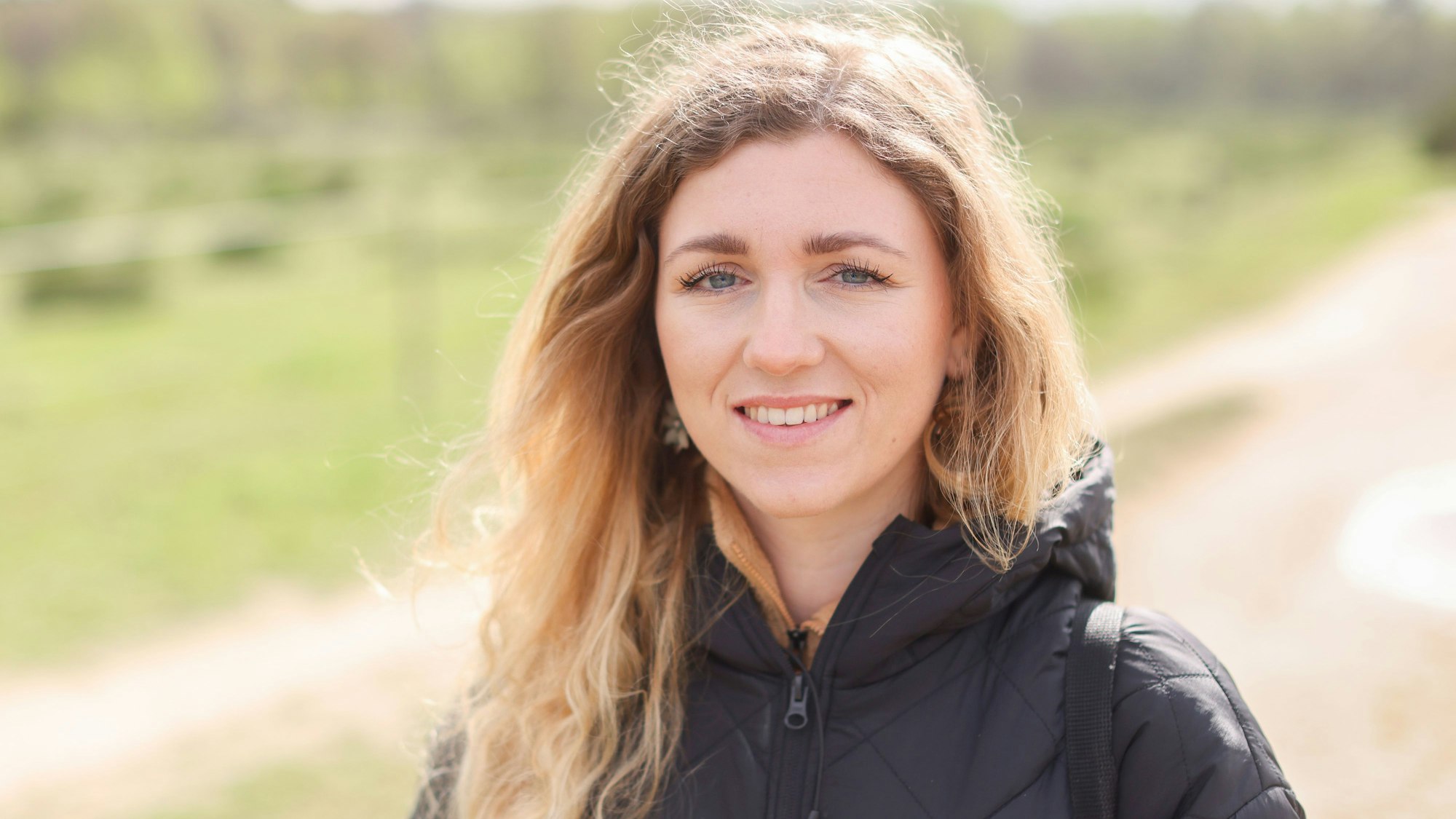 Michelle Etienne aus Köln macht Birdwatching. Hier ist sie im Porträt zu sehen.