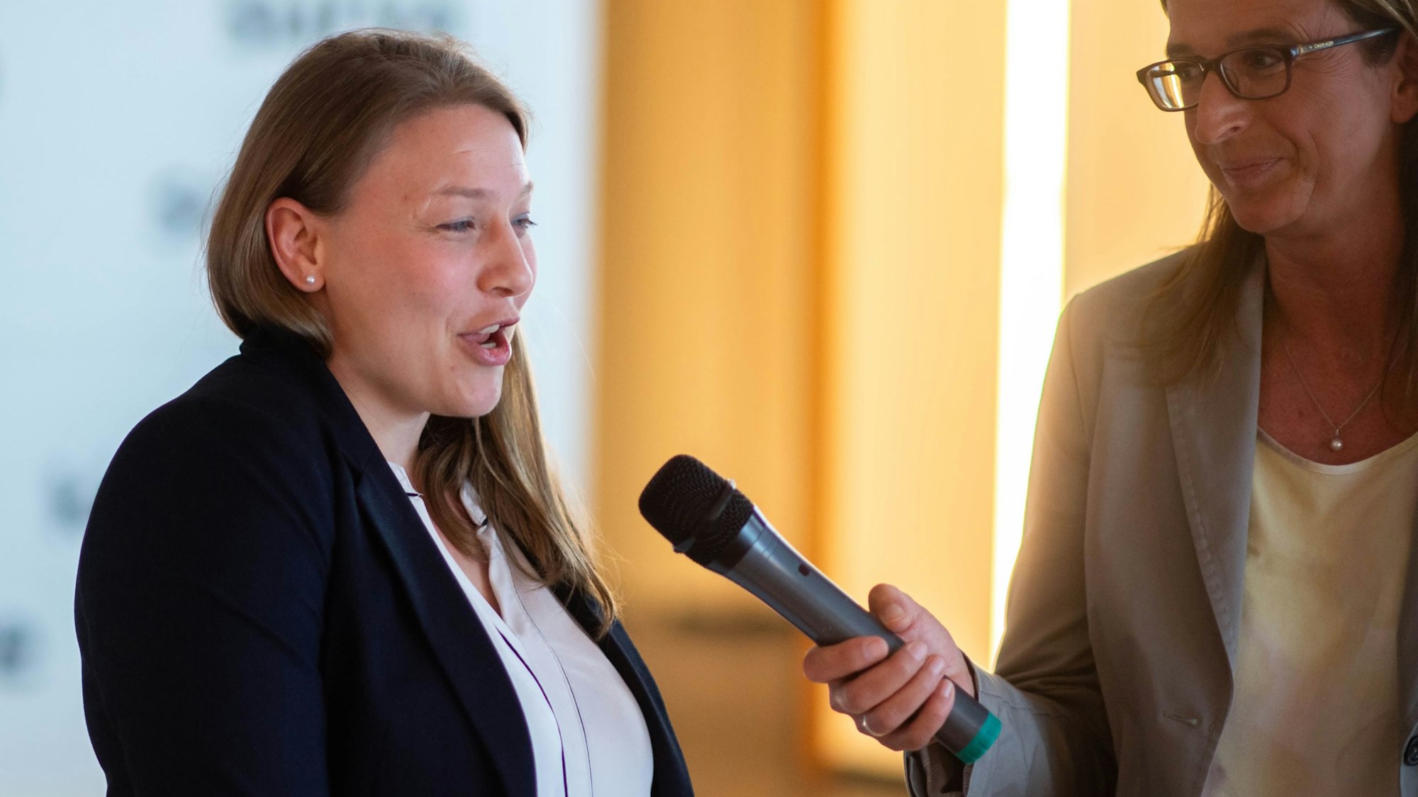 Swantje Kaiser wird von Ramona Hammes interviewt.