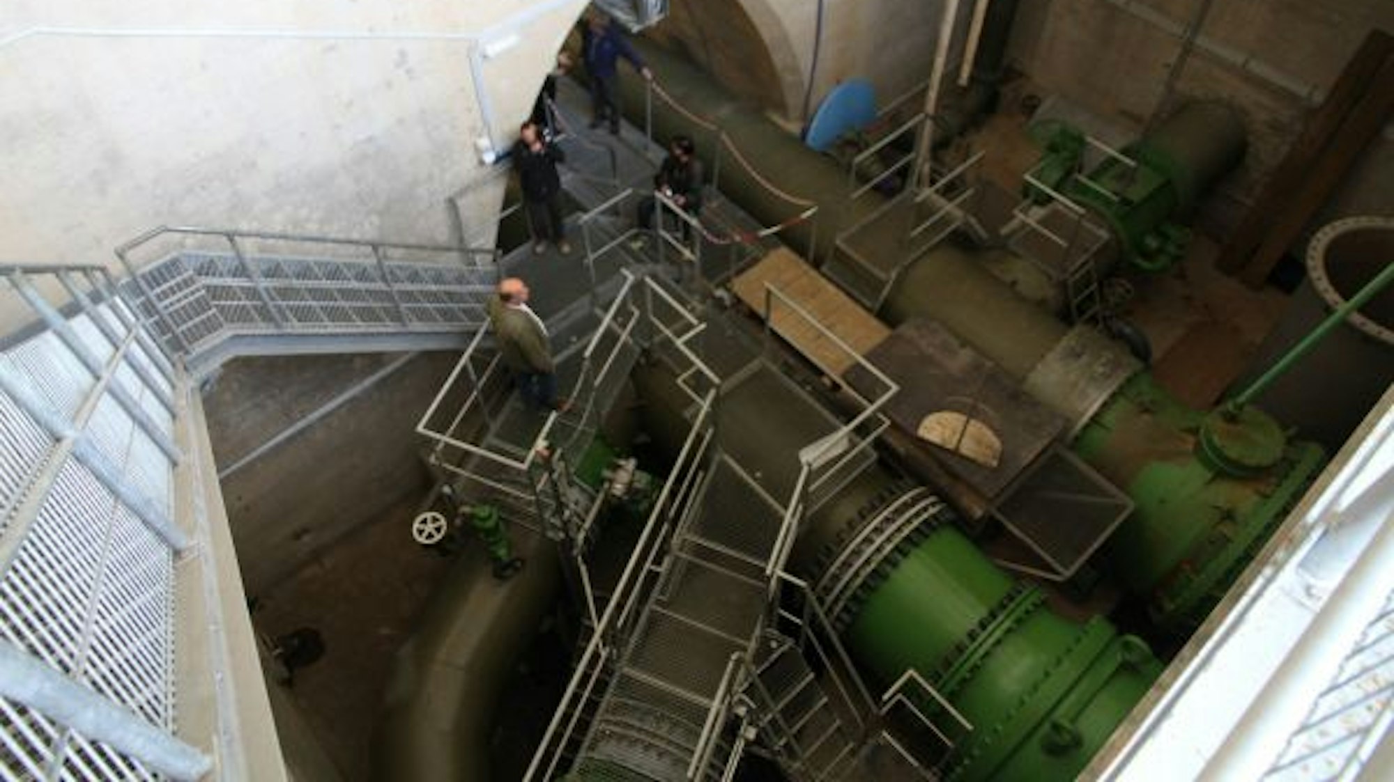 Blick in einen Technikschacht einer Talsperre mit zwei massiven Rohren