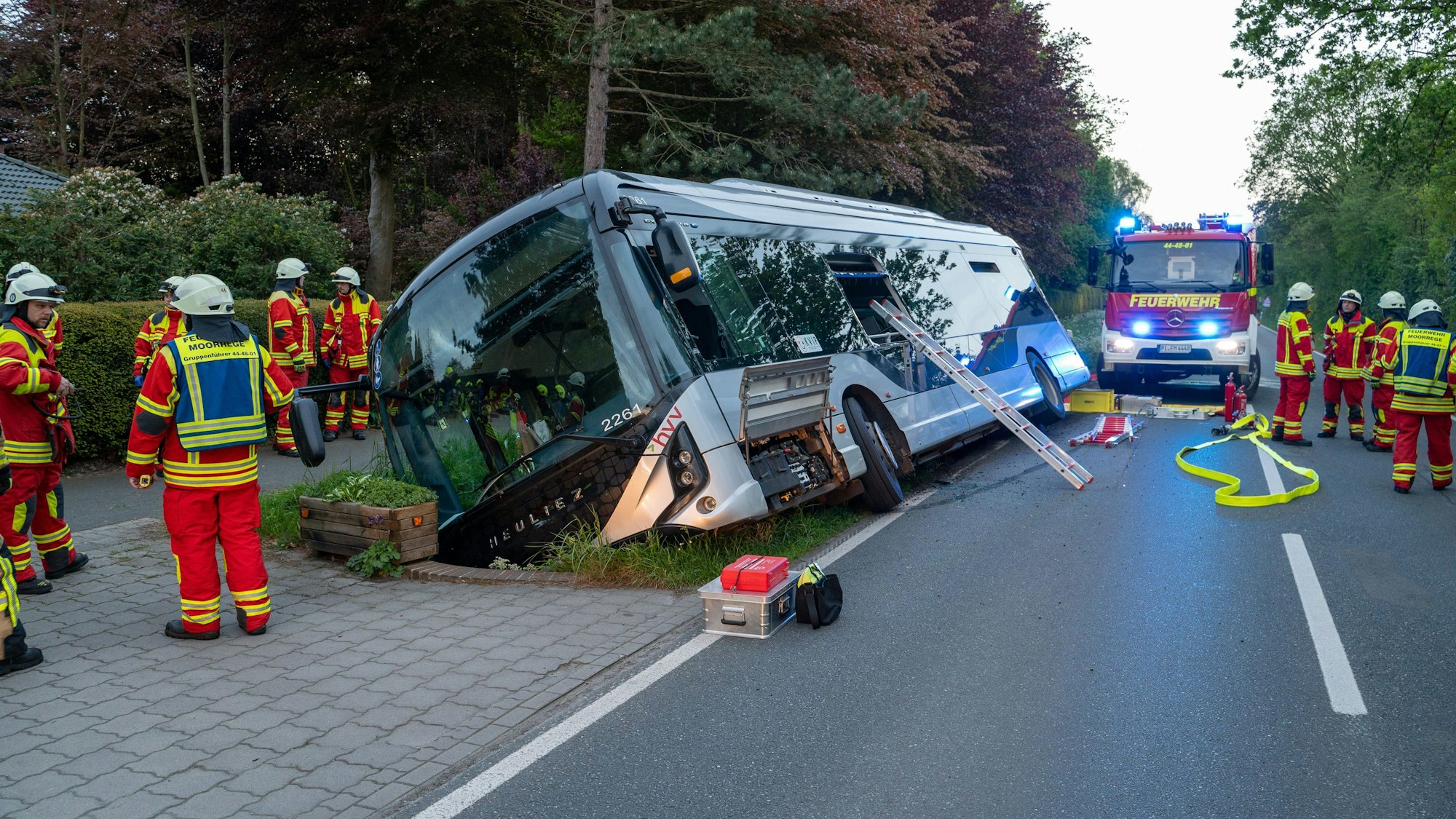 08.05.2024, Schleswig-Holstein, Appen: Feuerwehrleute stehen bei einem Linienbus, der von der Straße abgekommen und in einem Graben gelandet war. Einige Personen sind bei dem Unfall verletzt worden. Zur Rettung der Fahrgäste musste die Feuerwehr ein Fenster einschlagen und die Insassen darüber befreien. Foto: René Schröder/NEWS5/dpa +++ dpa-Bildfunk +++