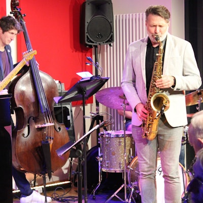 Zu sehen ist eine Band auf er Bühne.