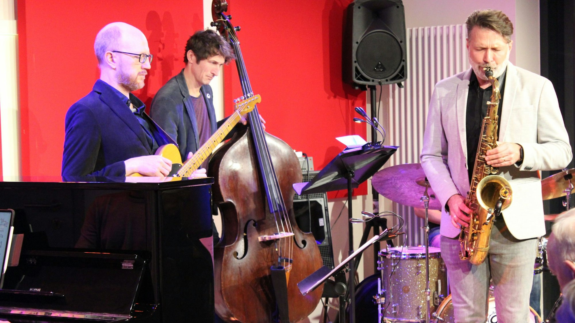 Zu sehen ist eine Band auf er Bühne.