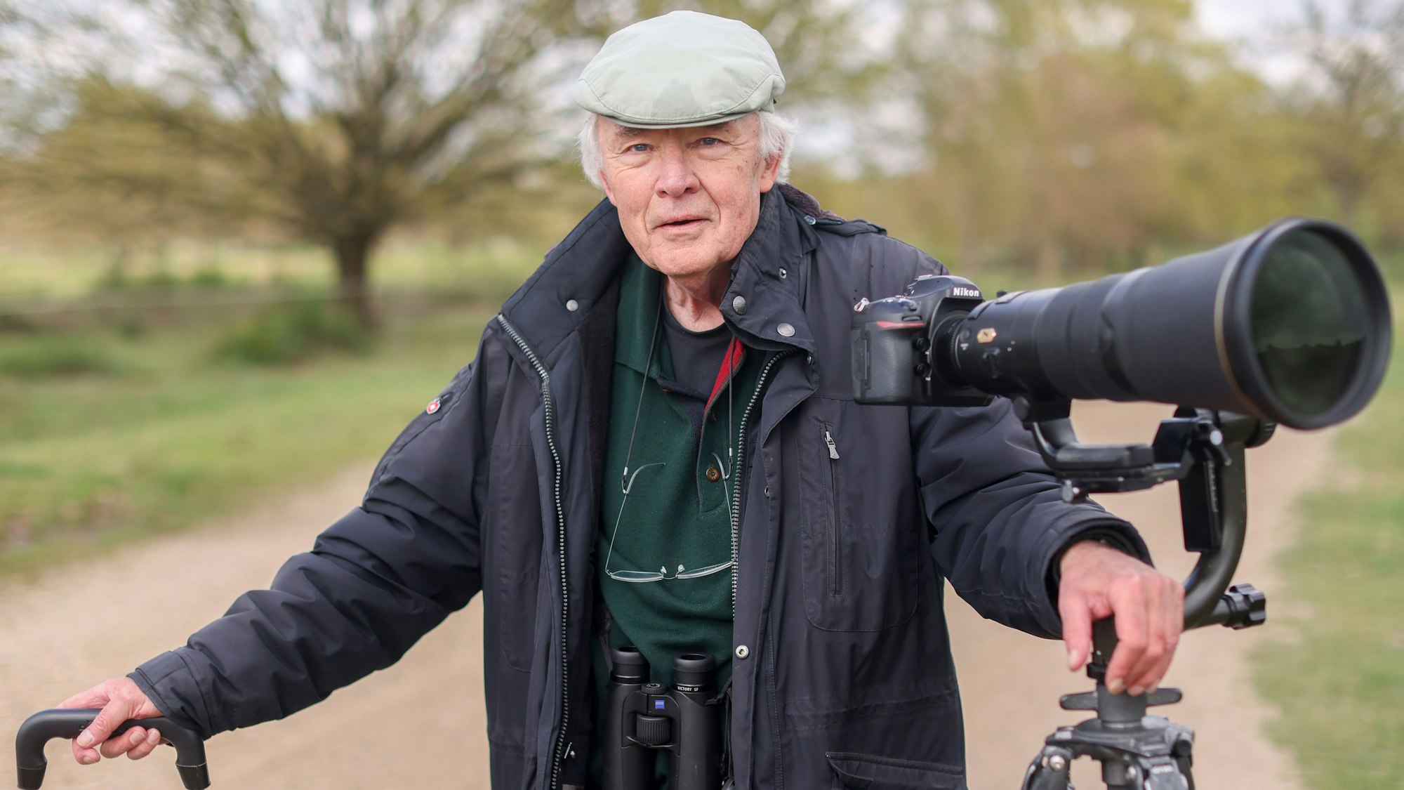 Volker Brinkmann ist aktiv beim Arbeitskreis Ornithologie des Nabu Köln. Hier ist er in der Wahner Heide mit seiner Kamera zu sehen.