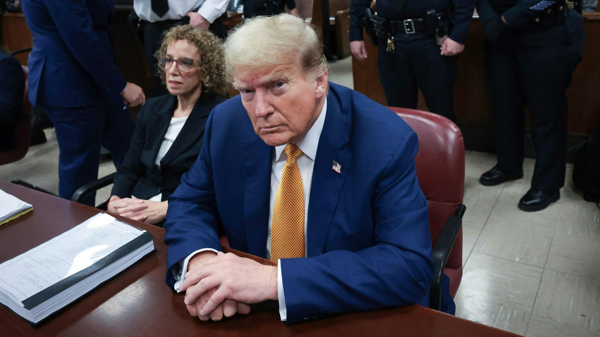 Donald Trump im Gerichtssaal in New York. Die ehemalige Porno-Darstellerin Stormy Daniels hat vor Gericht über Sex mit dem Ex-Präsidenten ausgesagt.