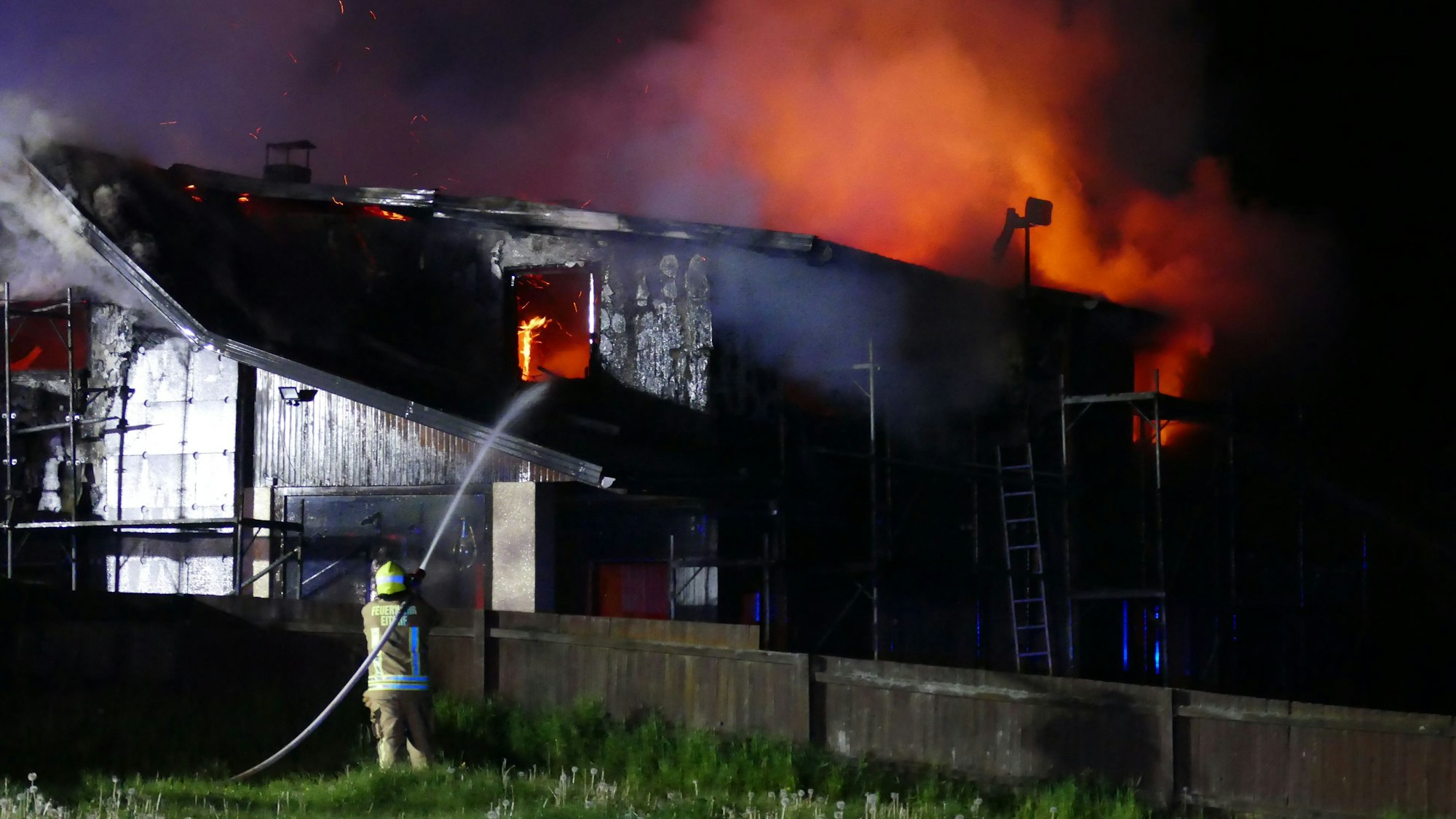 Flammen schlugen bei Eintreffen der Feuerwehrleute aus allen Teilen des Gebäudes hervor.