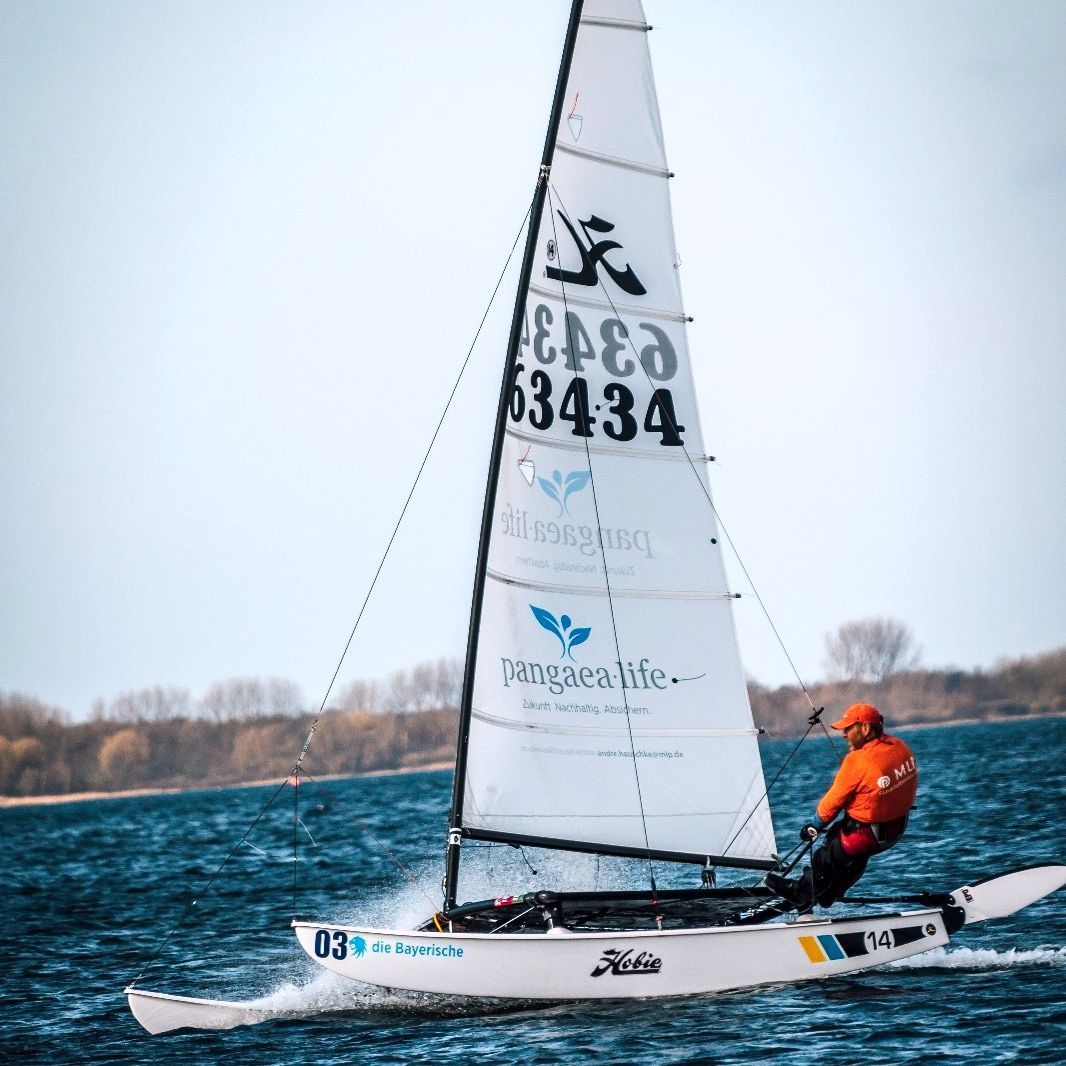 André Hauschke steuert einen Hobie-14-Katamaran.