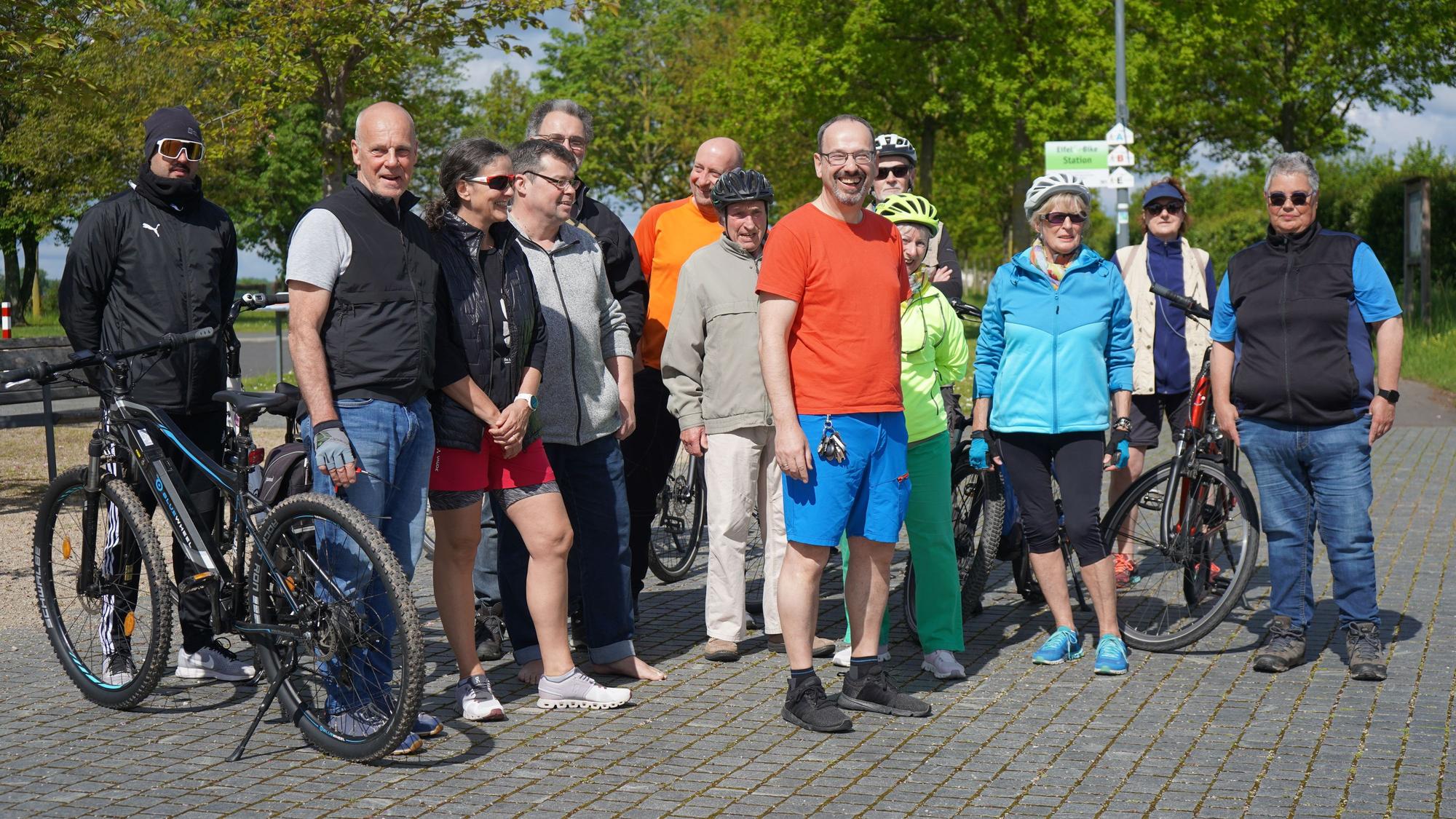 Das Bild zeigt eine Gruppe Radfahrer.