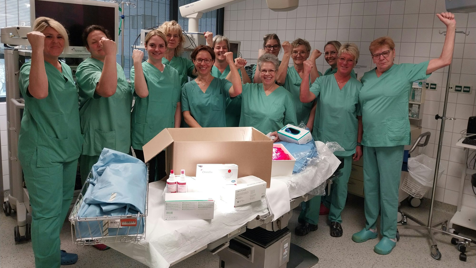 Mit ihrem Team im ambulanten OP-Zentrum: Amila Steinbacher (ganz links) ist Leiterin des AOZ.