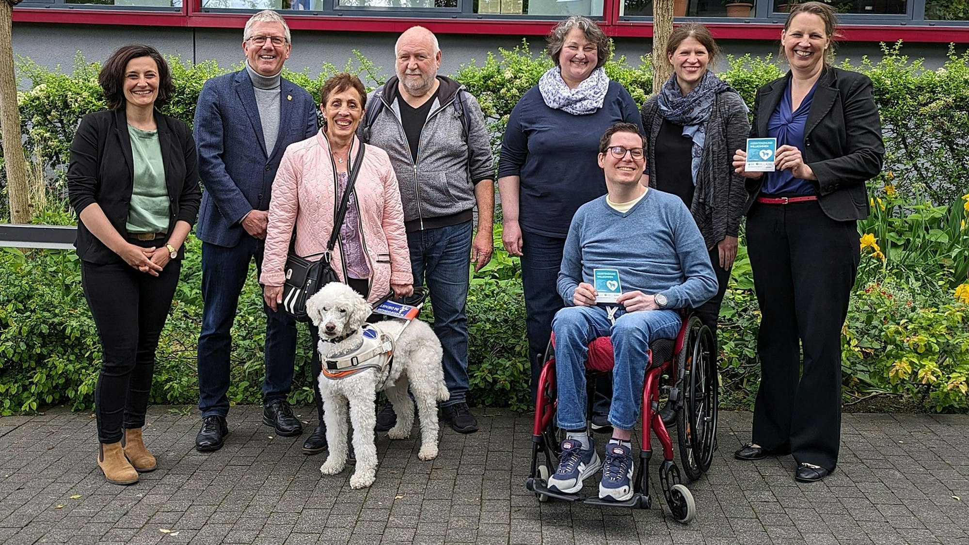 Von links: Sozialamtsleiterin Cornelia Löwe, Bürgermeister Christoph Becker, Marisa Sommer (Pfotenpiloten) mit Partner Erwin Diekmann und Assistenzhund Rainer, Behindenbeauftragte Susanne Vogel, Sozialamtsmitarbeiter Christoph Janickie, Abteilungsleiterin Sozialer Dienst Hannah Kaufhold, Sozialdezernentin Alice von Bülow.