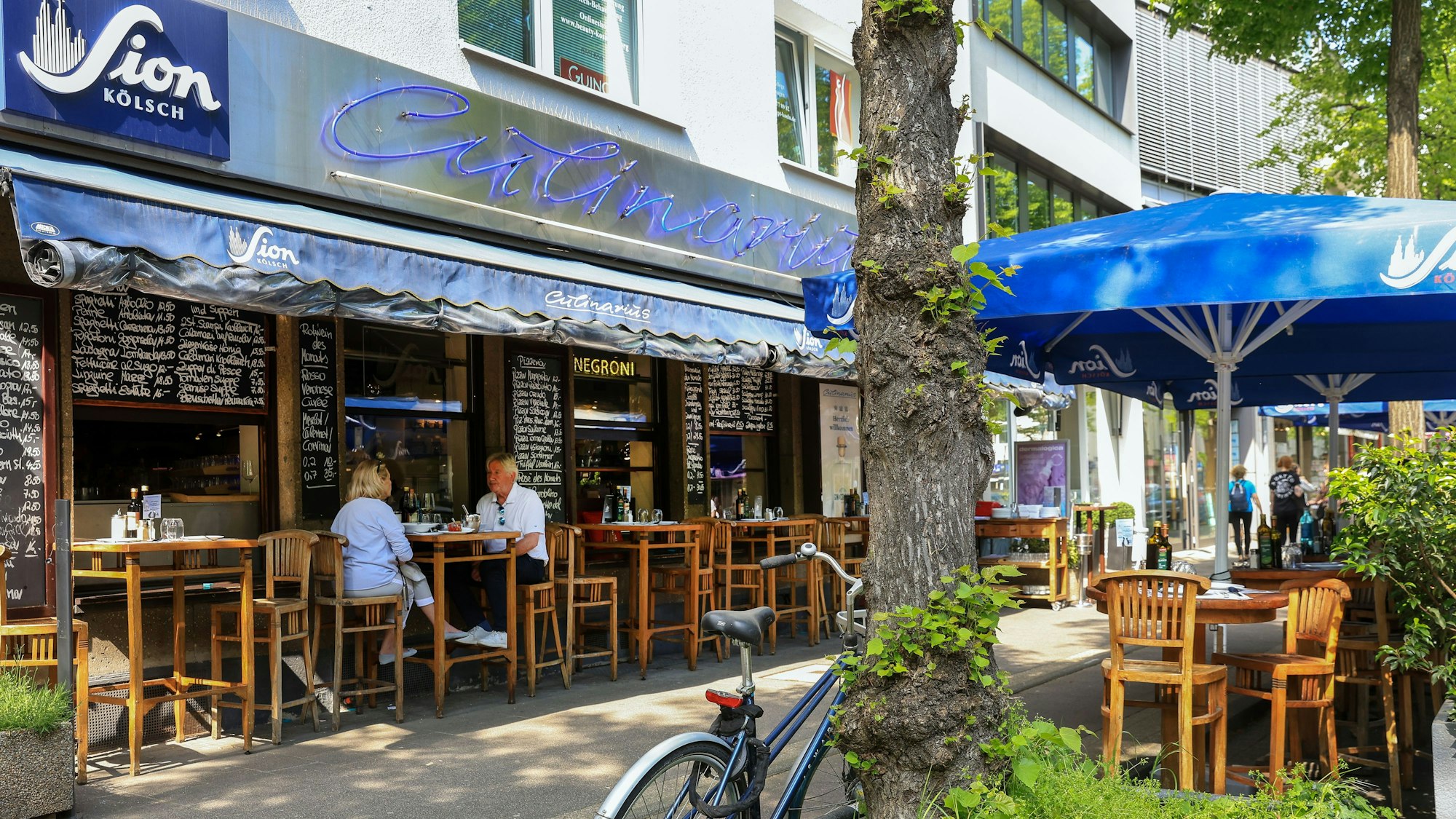Außenplätze gibt es vor der Tür und auf einer beliebten überdachten Terrasse.
