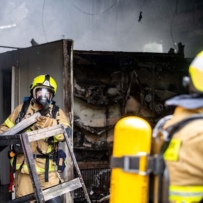 Feuerwehrleute mit Atemschutzgeräten sind am Krematorium Mechernich im Einsatz.