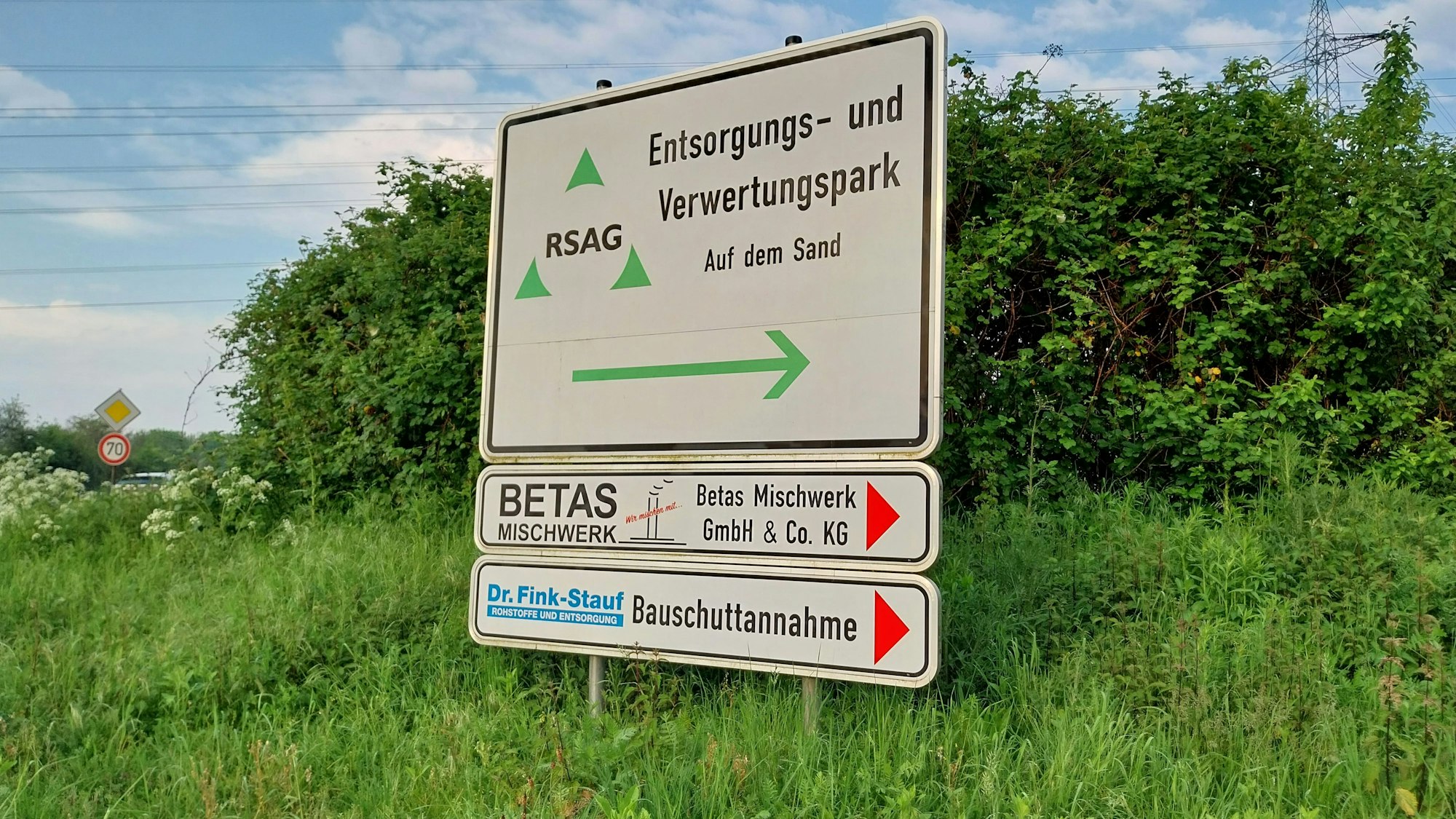 Ein Schild im Grünen ist zu sehen.