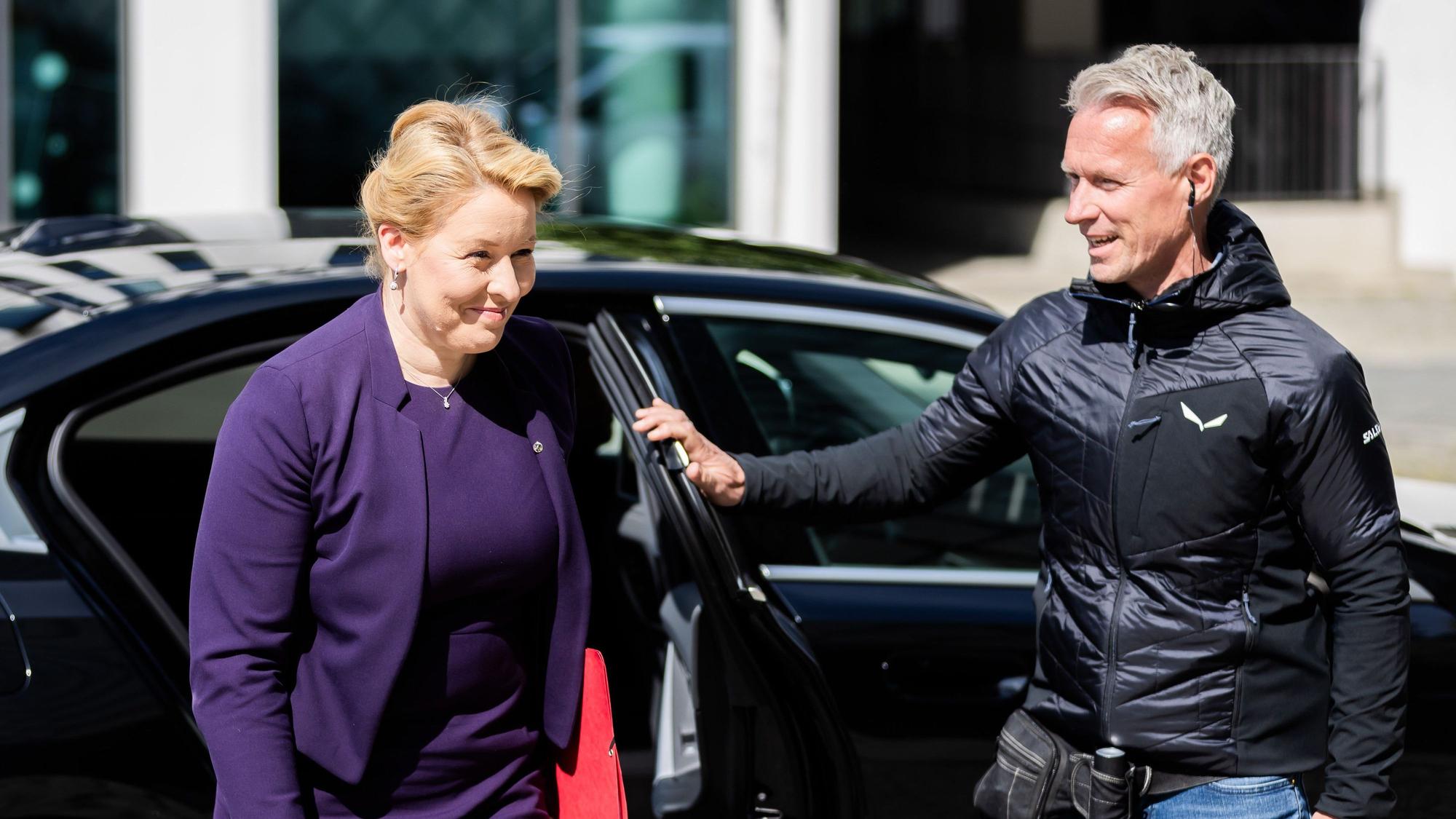 08.05.2024, Berlin: Franziska Giffey (SPD), Berliner Senatorin für Wirtschaft, Energie und Betriebe, kommt mit Personenschutz zur Vorstellung der Solar-Kampagne «Solar zahlt sich aus» ins Futurium. Foto: Christoph Soeder/dpa +++ dpa-Bildfunk +++