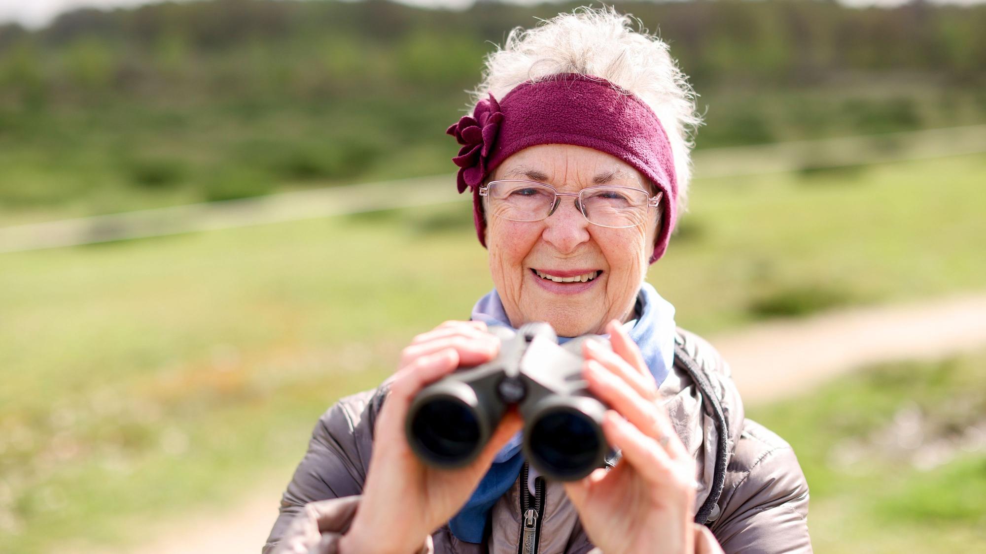 Christina Wohlfahrt ist aktiv beim Arbeitskreis Ornithologie des Nabu Köln. Hier ist sie in der Wahner Heide mit ihrem Fernglas zu sehen.