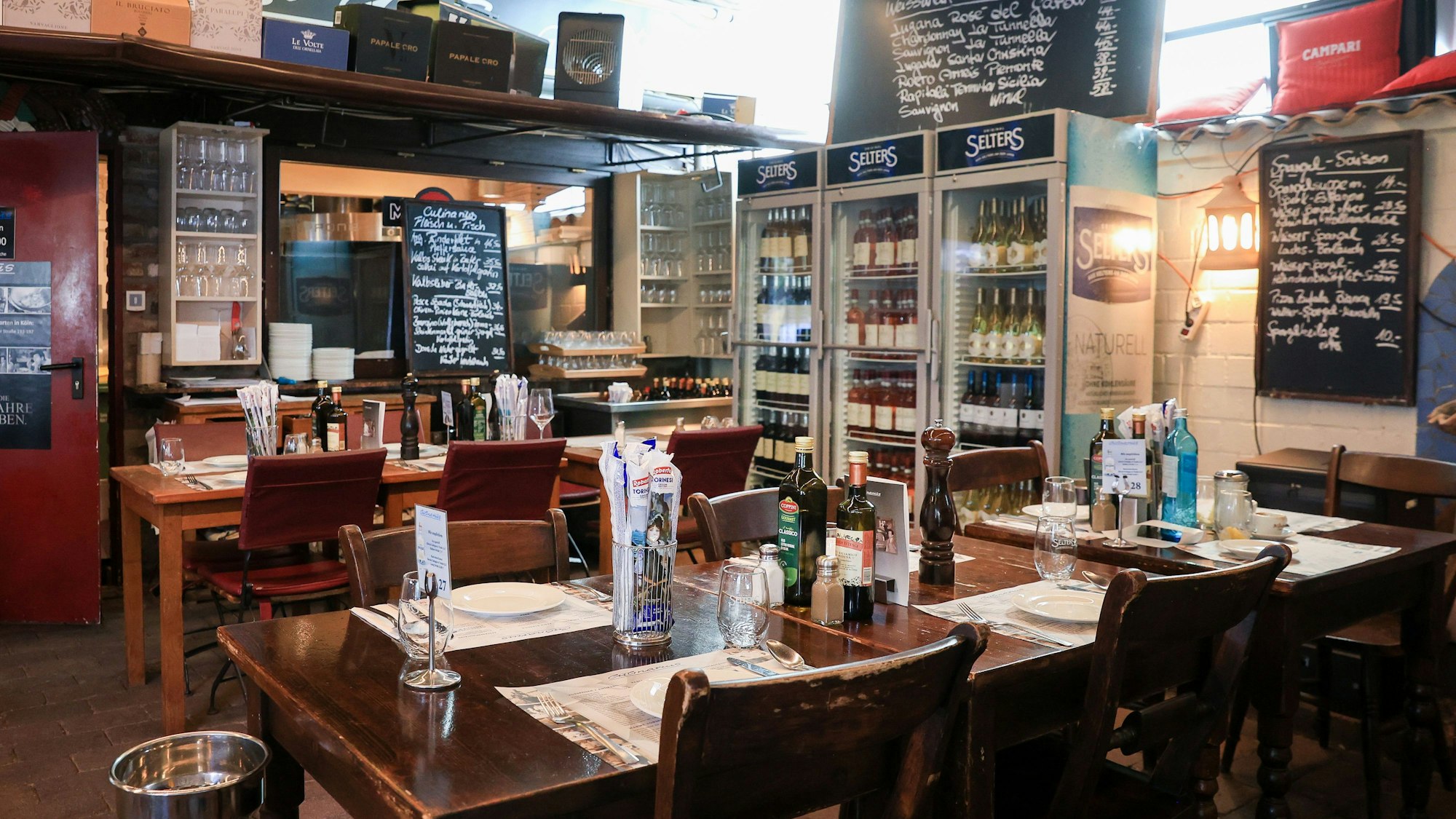 Viele Tafeln dekorieren die Wände im italienischen Restaurant Culinarius auf der Dürener Straße.