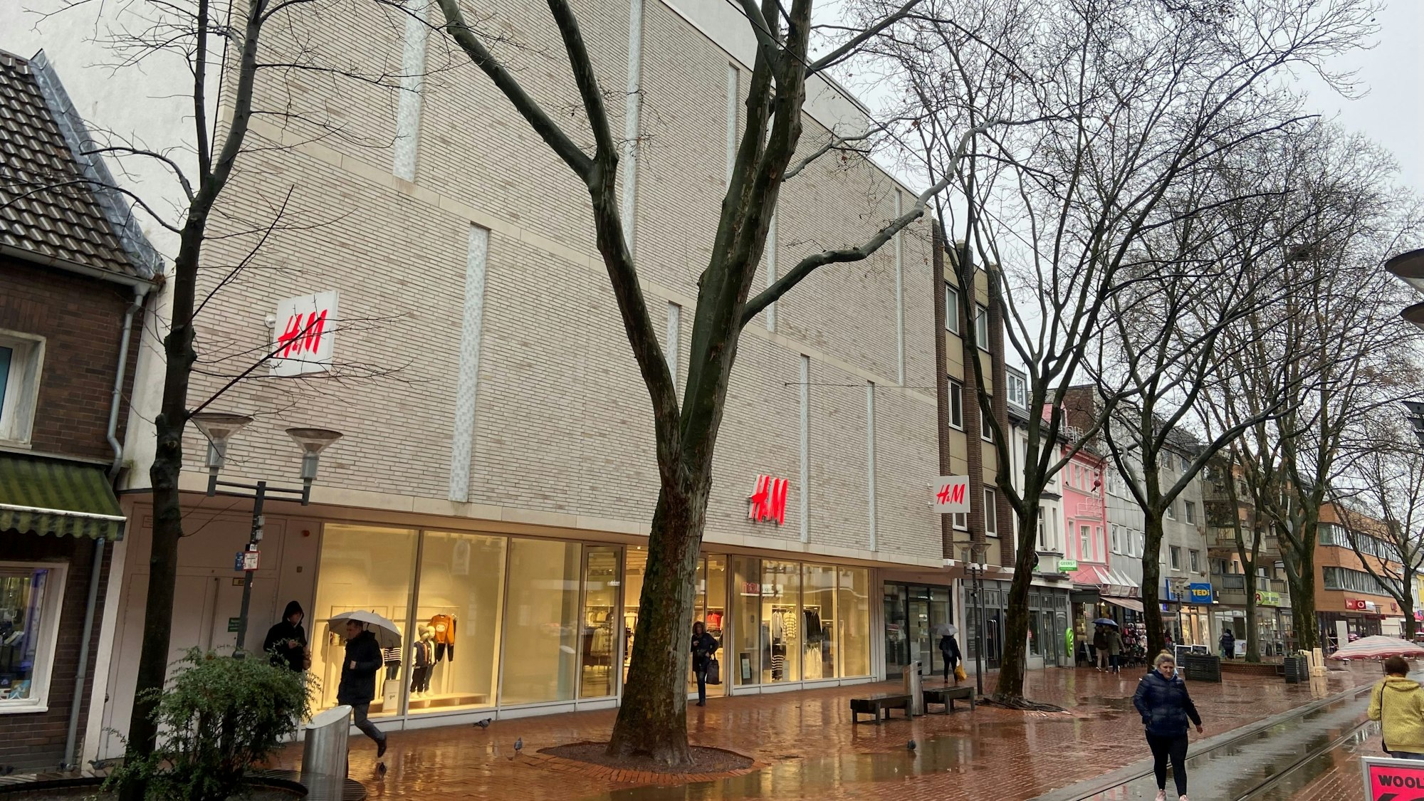 Auf dem Bild ist die H&M Filiale in Frechen zu sehen.