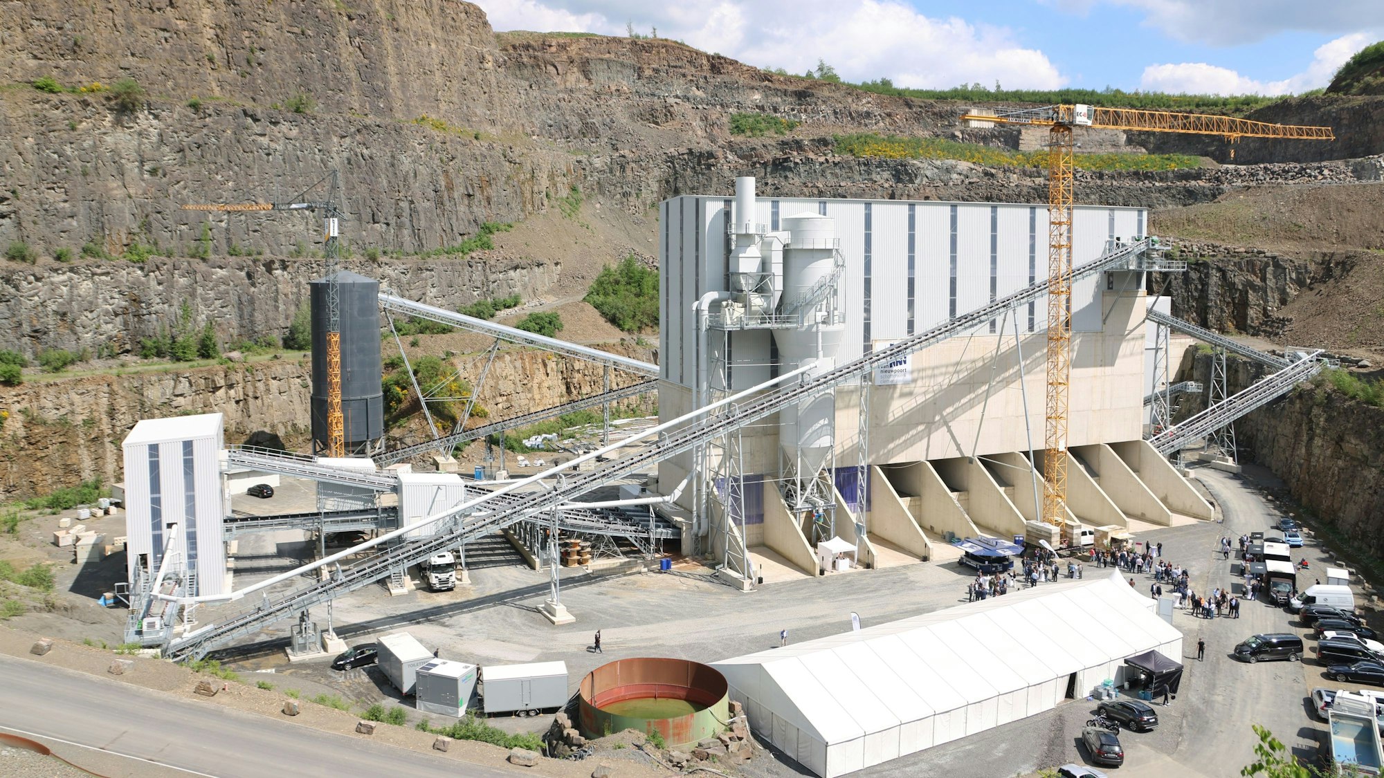 Eine Gesamtansicht der neuen Brecheranlage im Steinbruch.