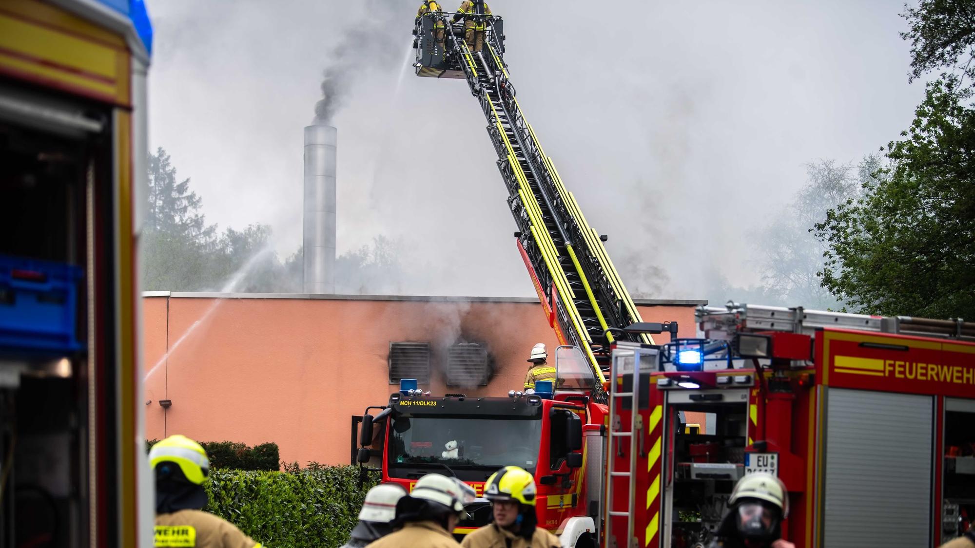 Das Bild zeigt die Löscharbeiten der Mechernicher Feuerwehr.