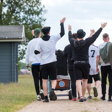 Teilnehmer einer ´Vatertagstour» ziehen am Feiertag Christi Himmelfahrt mit einem Bollerwagen im Stadtteil Ochsenwerder über einen Wanderweg.