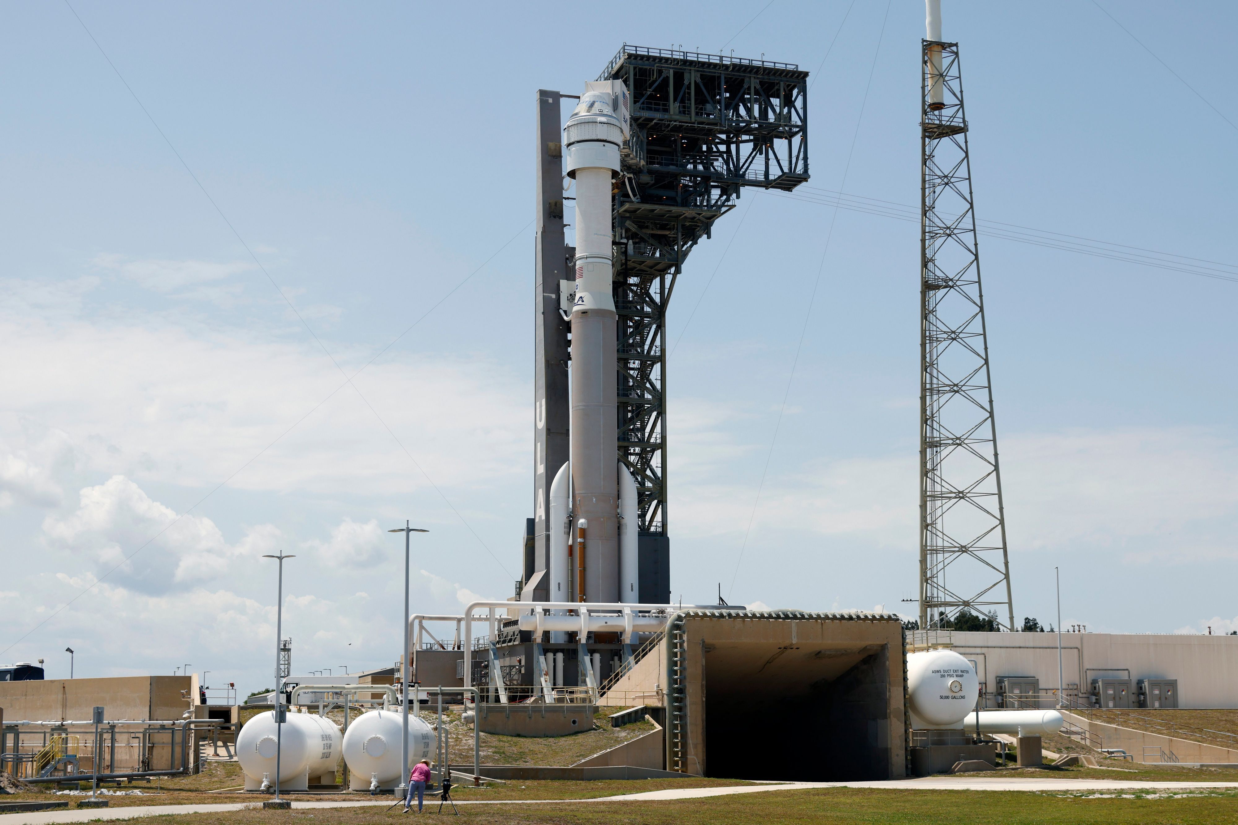 Die Starliner-Kapsel von Boeing auf einer Atlas-V-Rakete ist auf dem Space Launch Complex 41 der Cape Canaveral Space Force Station zu sehen, einen Tag nachdem die Mission zur Internationalen Raumstation wegen eines Problems mit einem Druckregelventil abgebrochen wurde
