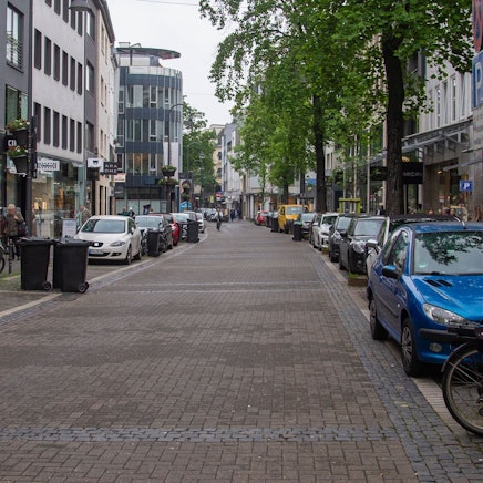 Blick in die Mittelstraße in Köln, gesäumt von Autos.