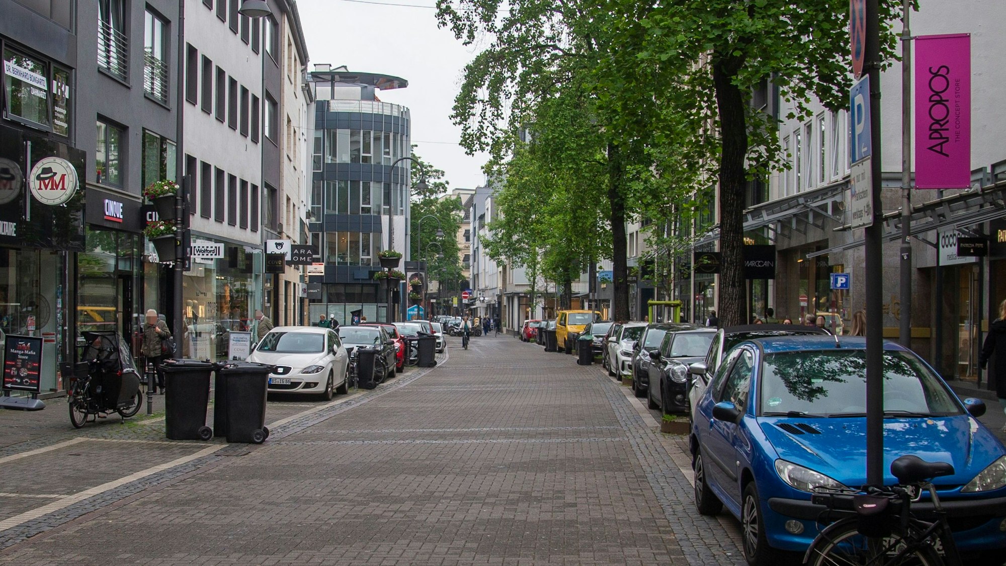 Blick in die Mittelstraße in Köln, gesäumt von Autos.