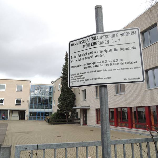Auf dem Foto ist die Hauptschule in Kerpen Horrem zu sehen.