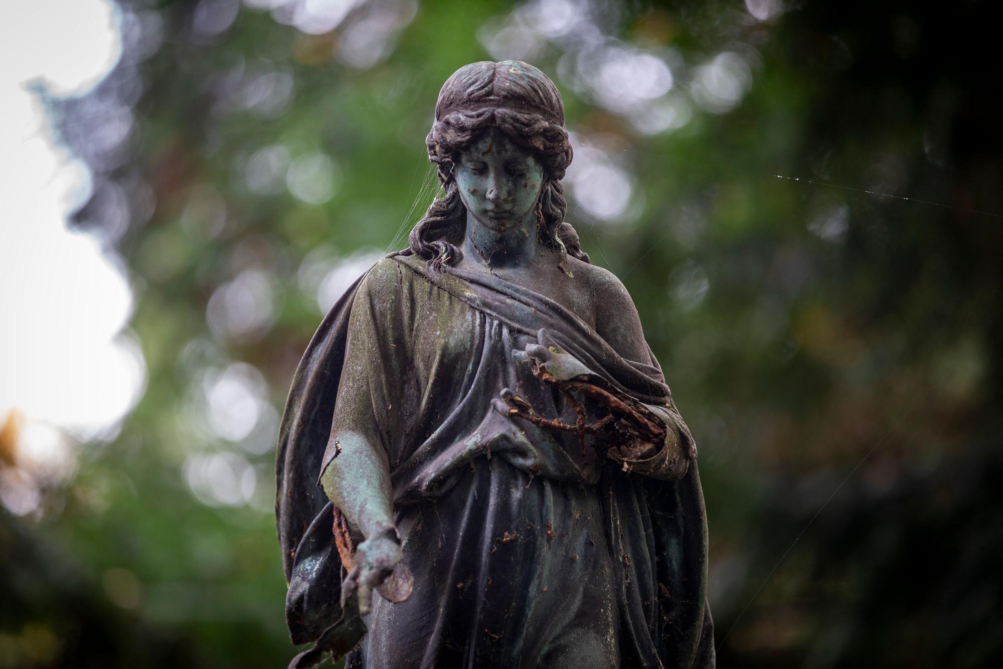 Der Blick verfängt sich an vielen besonderen Statuen.