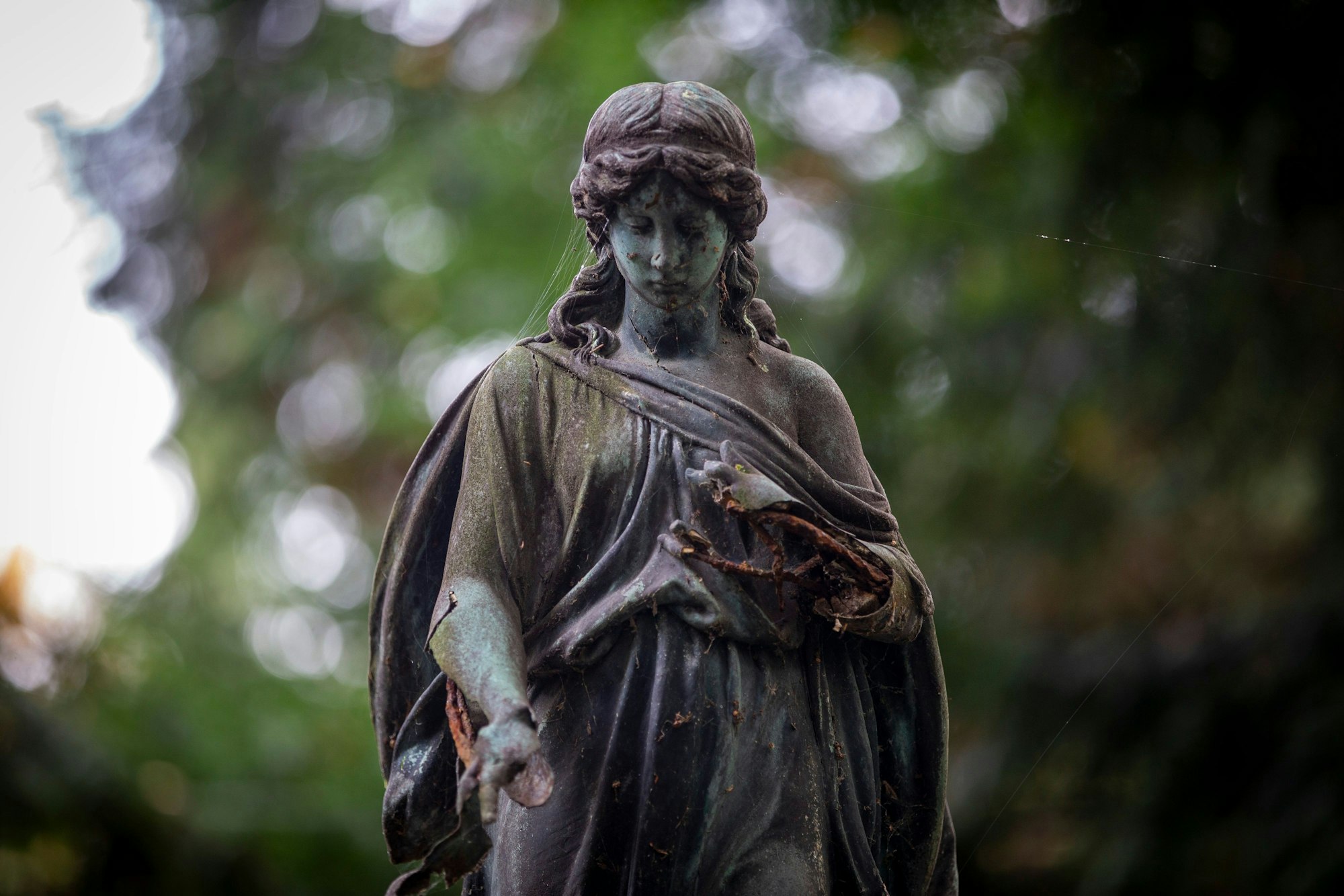 Der Blick verfängt sich an vielen besonderen Statuen.
