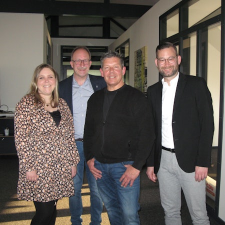 Parteivorsitzende Angelina Keuter, Vizebürgermeister Thomas Wallau und der Fraktionsvorsitzende Sören Schilling mit dem CDU-Bürgermeisterkandidat Dirk Busse.