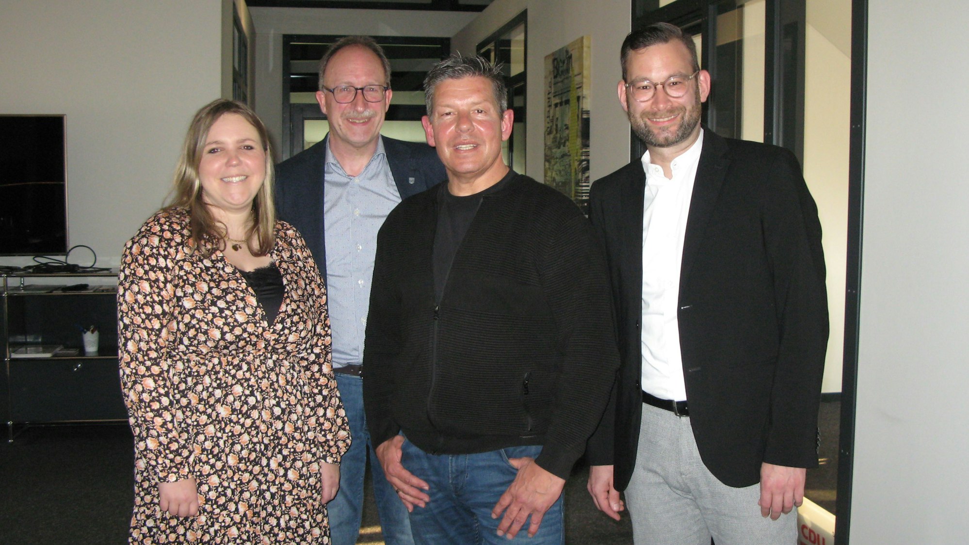 Parteivorsitzende Angelina Keuter, Vizebürgermeister Thomas Wallau und der Fraktionsvorsitzende Sören Schilling mit dem CDU-Bürgermeisterkandidat Dirk Busse.