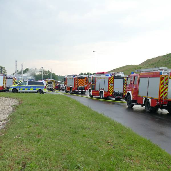 Feuerwehrfahrzeuge stehen in einer Reihe.
