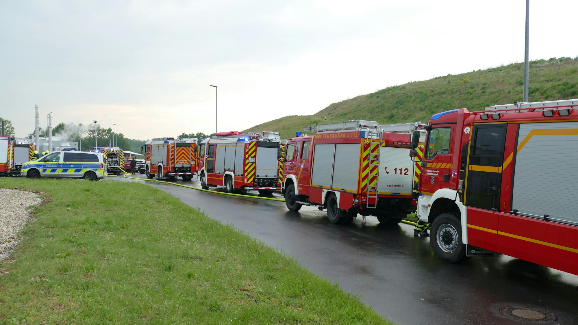 Feuerwehrfahrzeuge stehen in einer Reihe.
