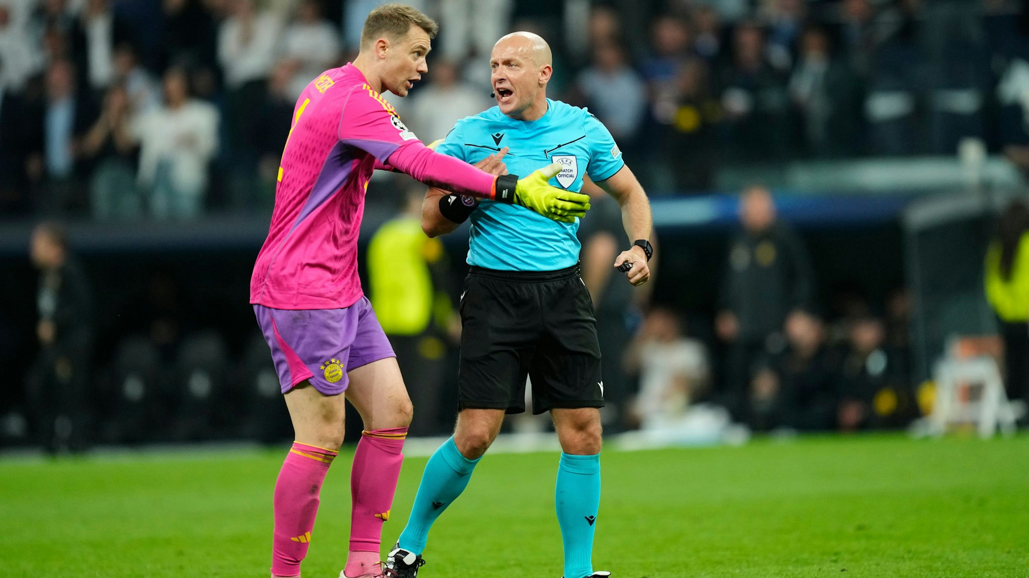 Manuel Neuer im Gespräch mit Schiedsrichter Szymon Marciniak während des Halbfinal-Rückspiels der Champions League gegen Real Madrid.