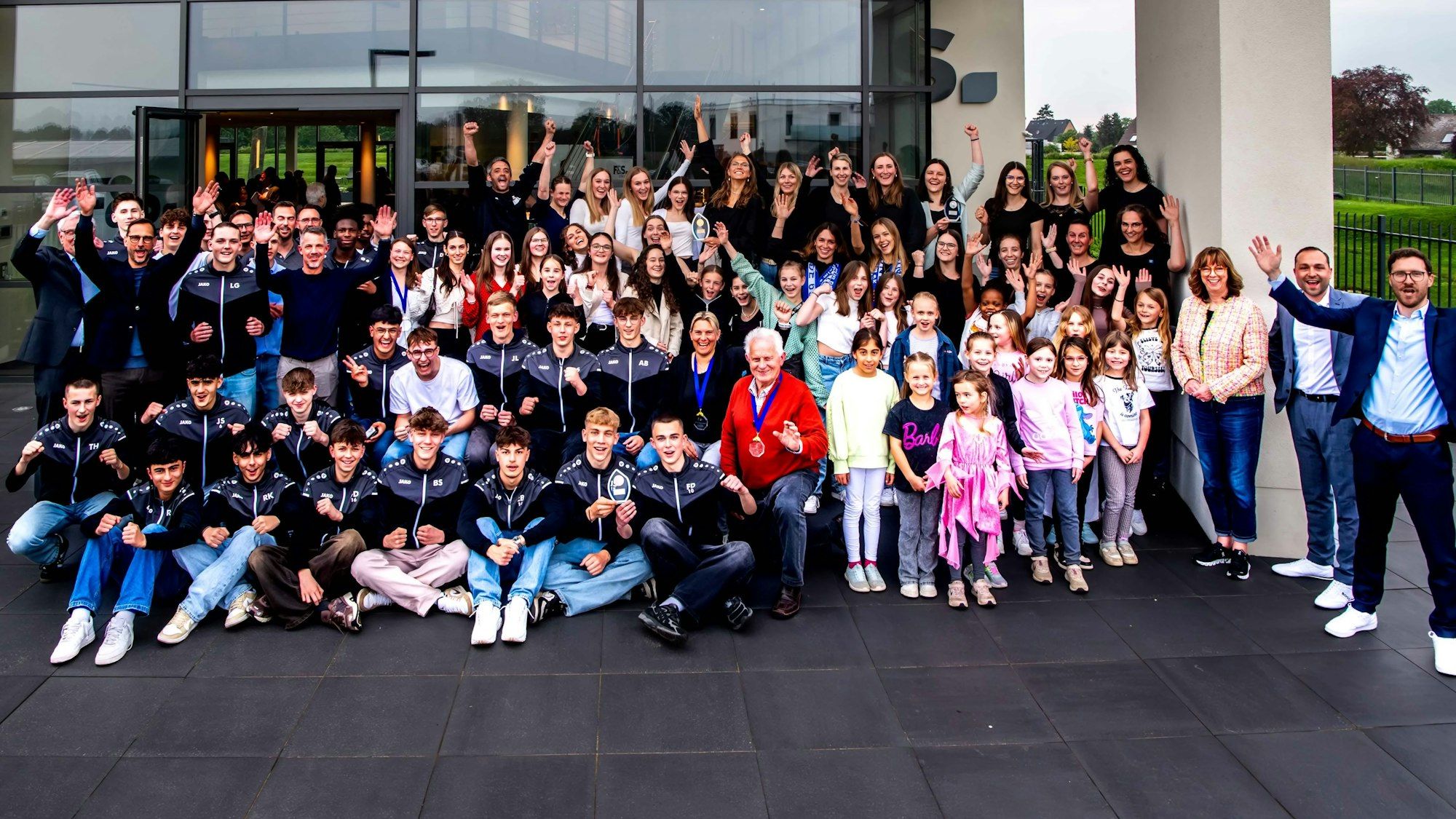 Das Gruppenbild zeigt die Sieger der Sportlerwahl des Jahres 2023 im Kreis Euskirchen.