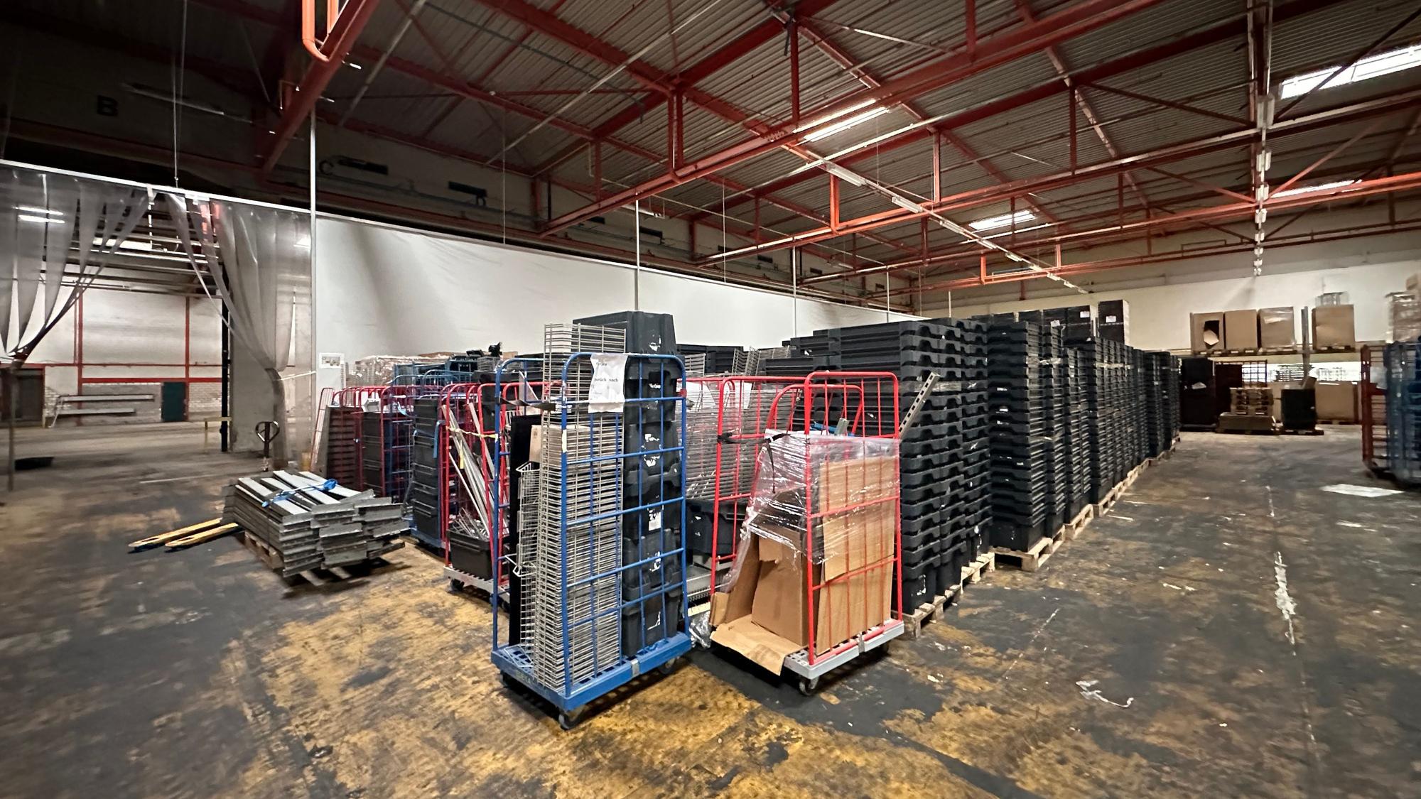 Lagercontainer stehen in den Produktionshallen der ehemaligen Thurn-Werke in Neunkirchen.