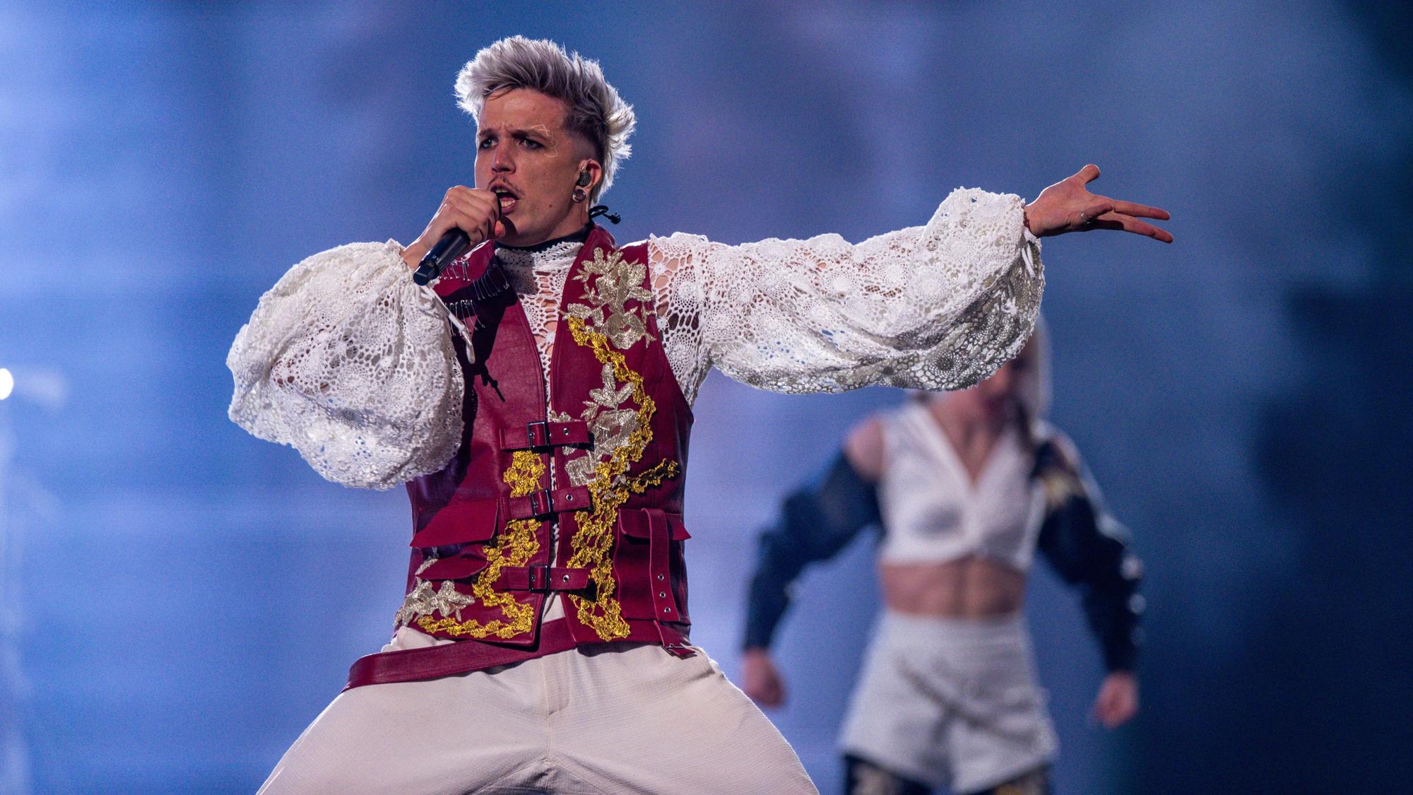 Ein Sänger aus Kroatien steht beim ersten Halbfinale des ESC auf der Bühne und singt.