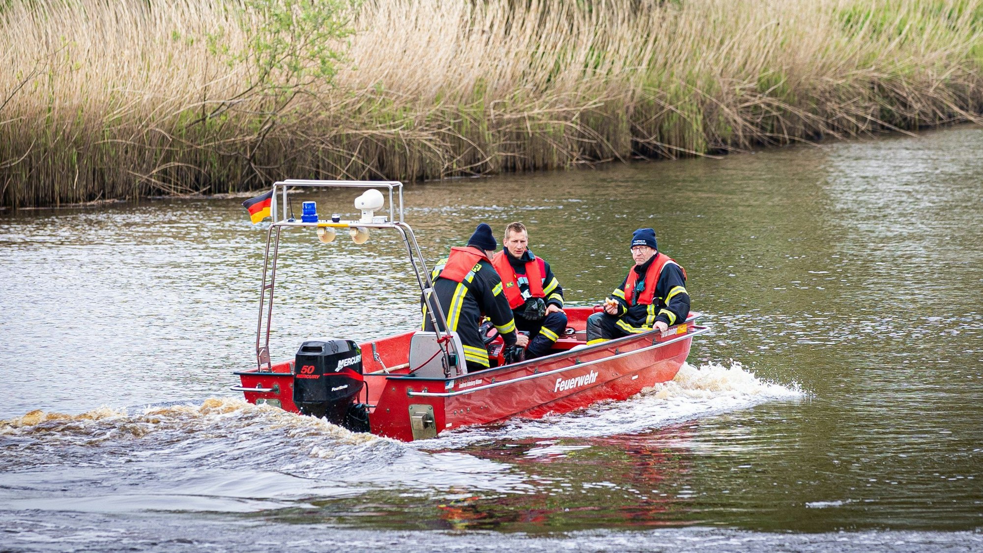 Die Feuerwehr durchsucht mit einem Sonarboot den Fluss Oste nahe Bremervörde-Elm nach dem vermissten sechsjährigen Arian. Die Ermittler hatten am Dienstag einen „außergewöhnlichen Hinweis“ erhalten.