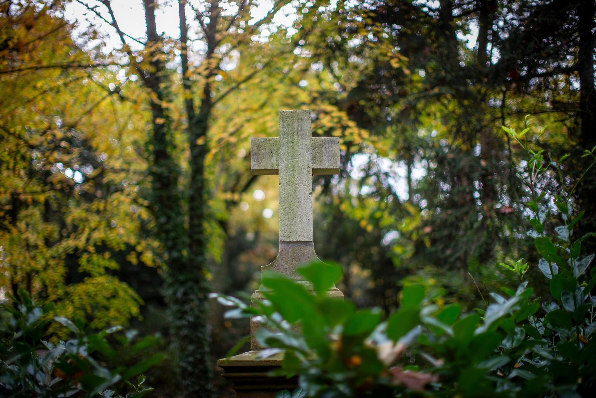 Ein eher schlichtes Grabkreuz