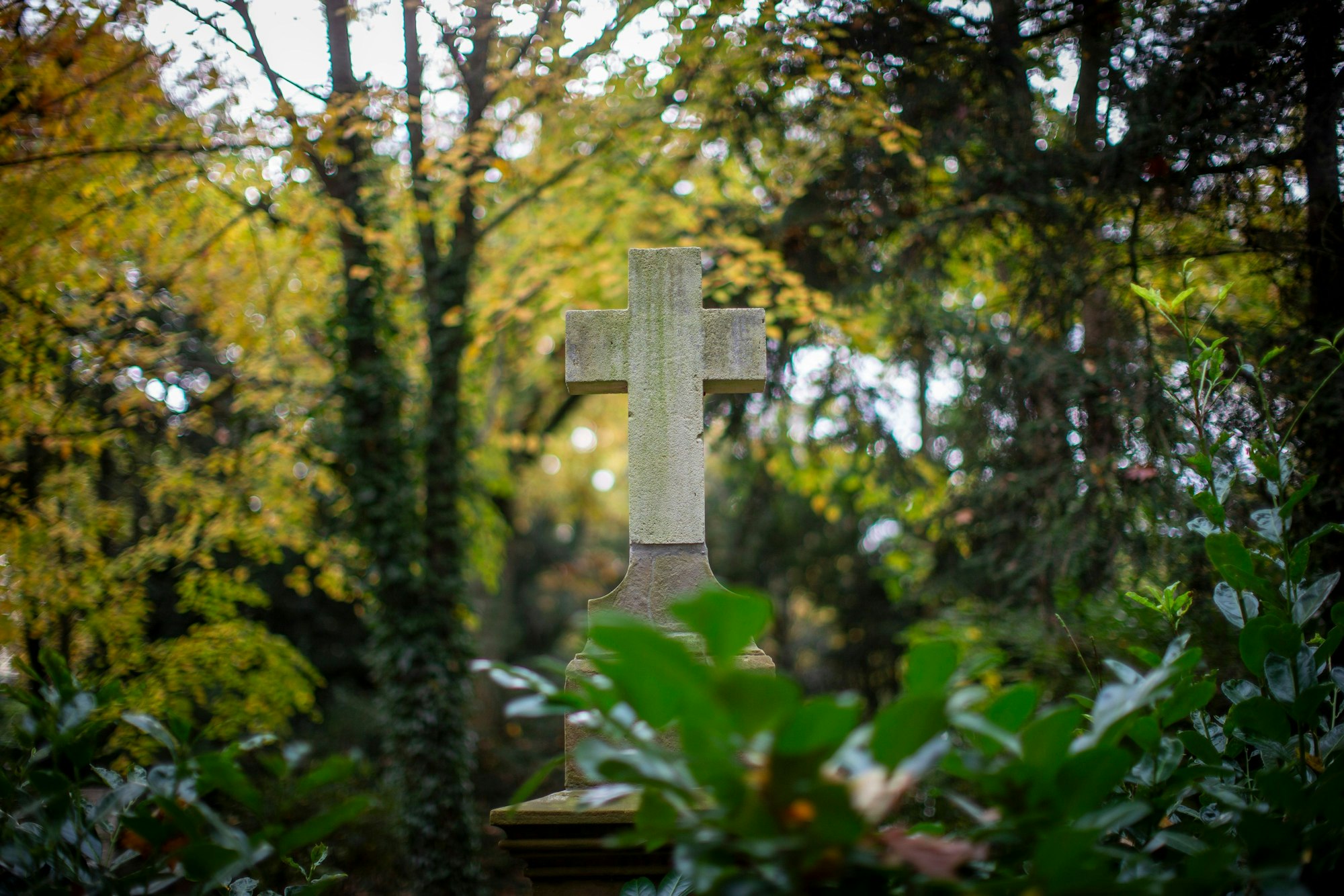 Ein eher schlichtes Grabkreuz