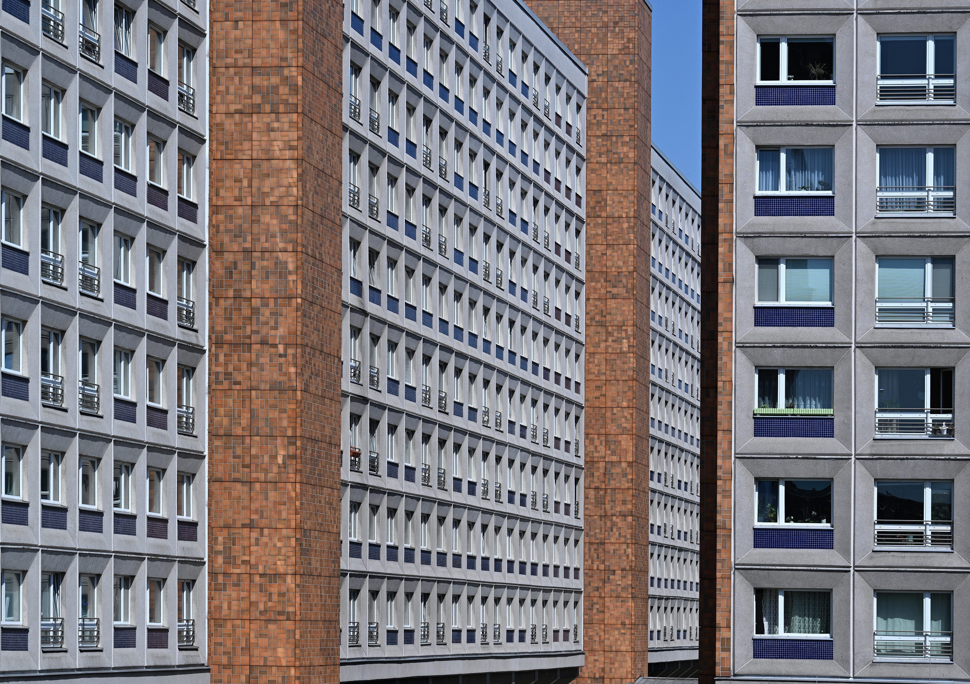 Die Fenster eines mehrgeschossigen Wohn- und Geschäftshauses nahe dem Alexanderplatz in Berlins Mitte.