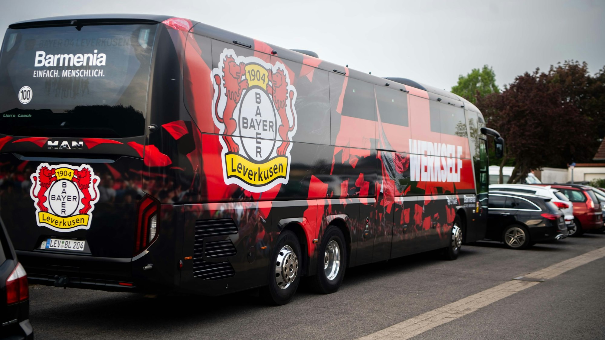 Der Bus der Bundesliga-Mannschaft von Bayer Leverkusen steht auf einem Parkplatz in Euskirchen.